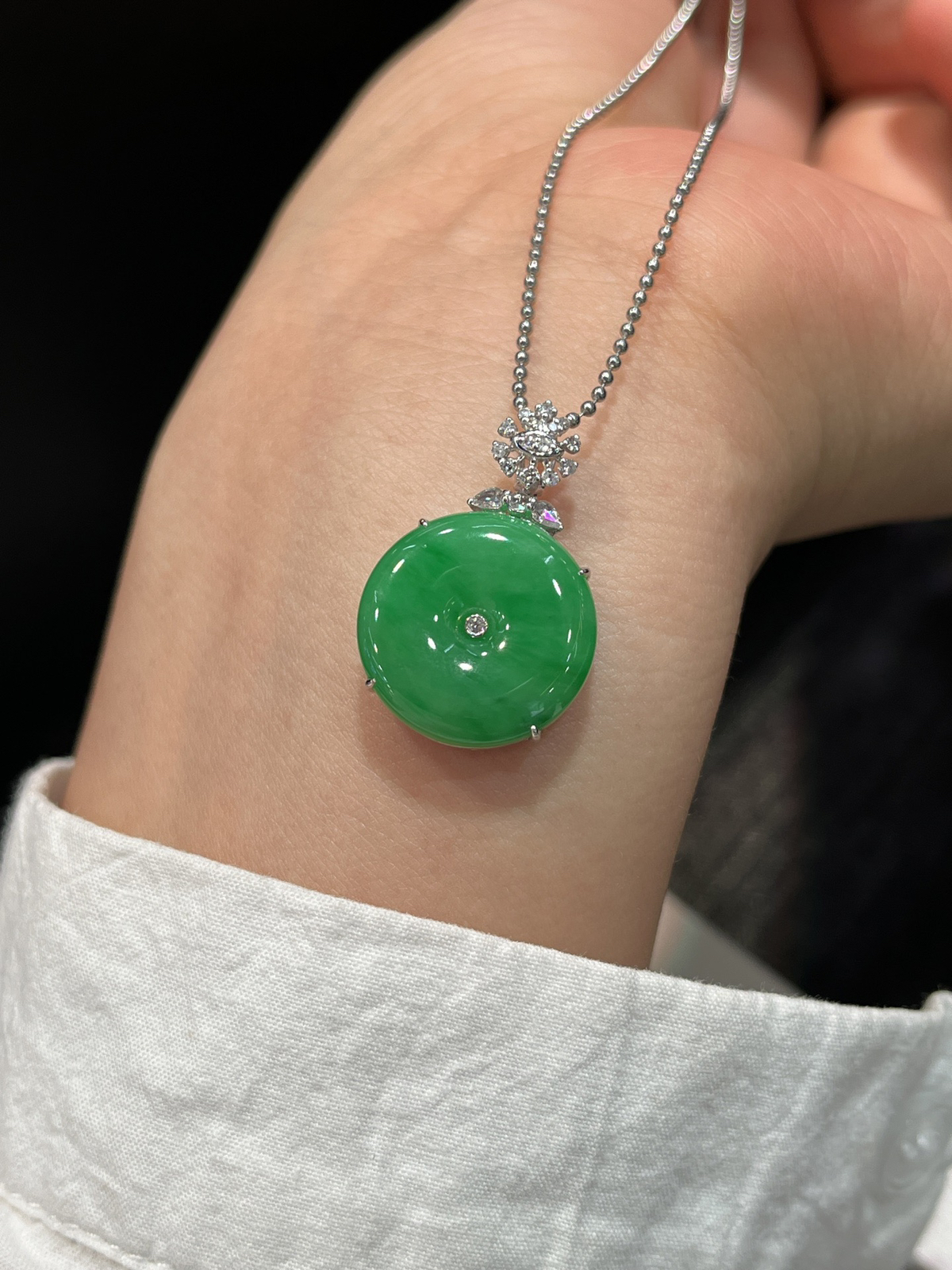 福利款天然缅甸翡翠A货裸镶满色平安扣……
尺寸看图一
18k金镶嵌，简单大气