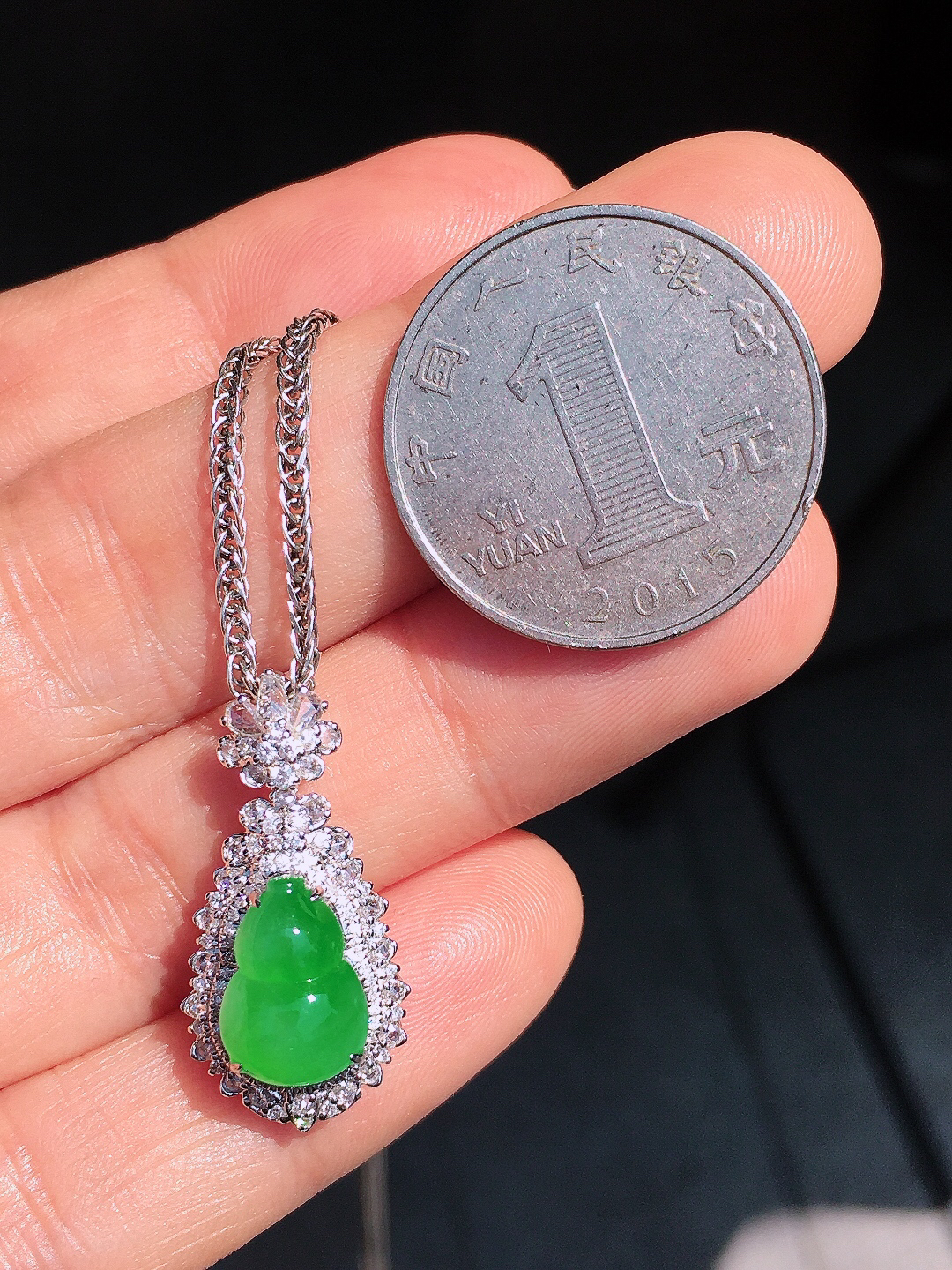 阳绿葫芦吊坠，色泽均匀艳丽，玉质细腻，荧光感超
强，饱满圆润，尽显优雅气质，18k
金豪华镶嵌