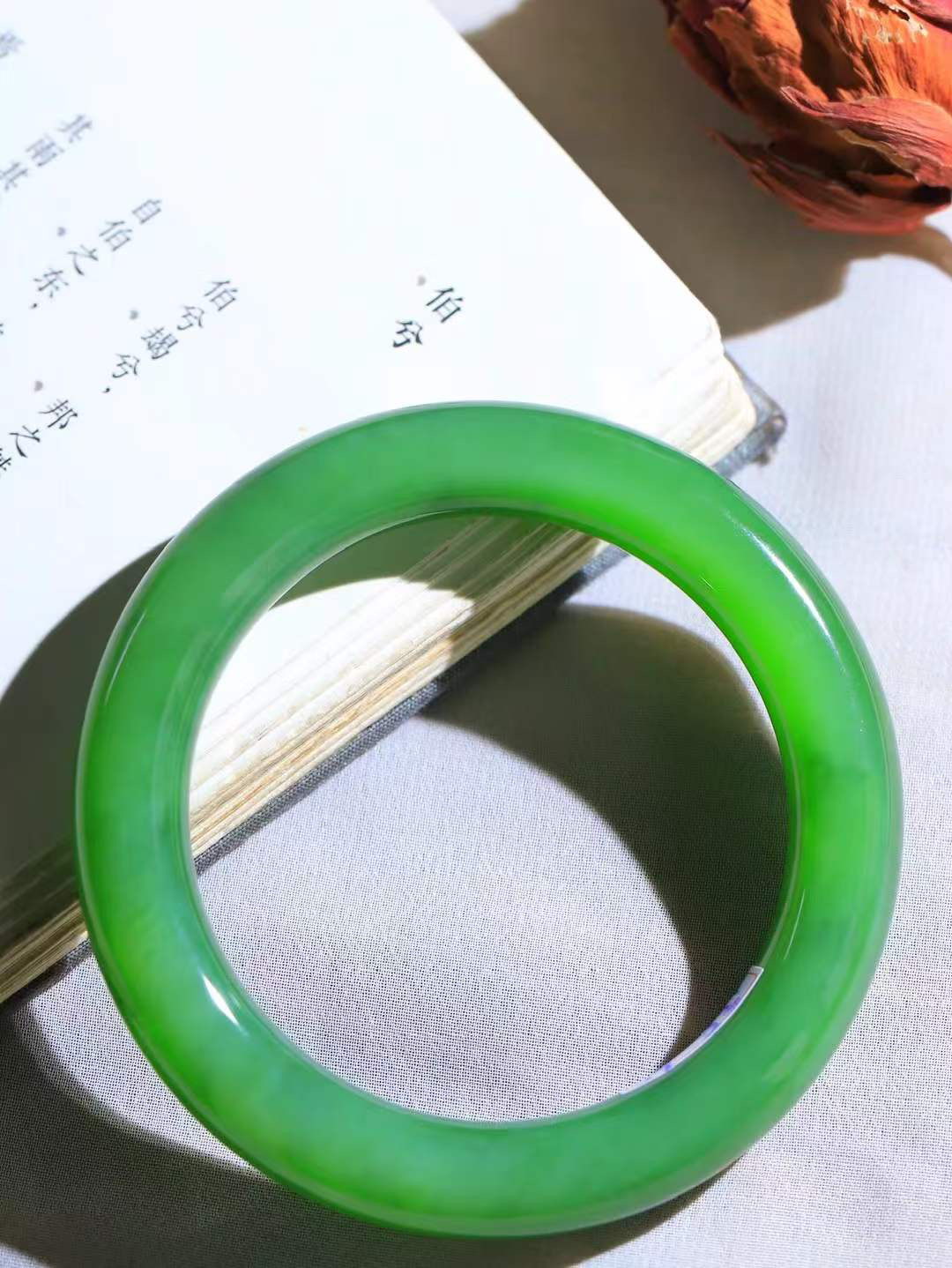 （碧色荡漾.手镯）

收藏级臻品️和田玉碧玉猫眼圆条手镯，灼灼其华想像靓妆淡伫 ，腕间绿意跳脱冰壶莹，坐间静对，姑射仙姿潇洒处，艳冶最奇料子油润滋腻镯型饱满，手感上佳。重72.5克   内径59mm尺寸11.8-11.5mm  24371413T