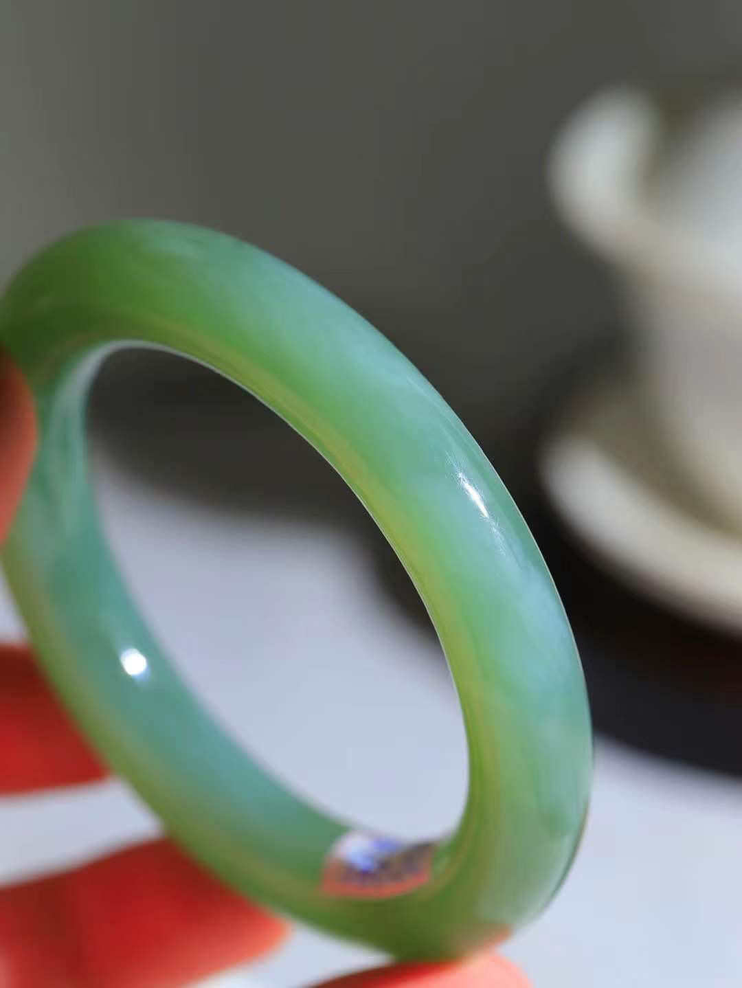 【悠悠芳华.镯】

精品️和田玉碧玉圆条手镯 玉质温润 青葱岁月，尽收腕中，婉转流畅，凝岁月悠长。盈一眸恬淡，挽一抹绿意。重63.5克 内径55mm尺寸11.4-11.4mm56381413T