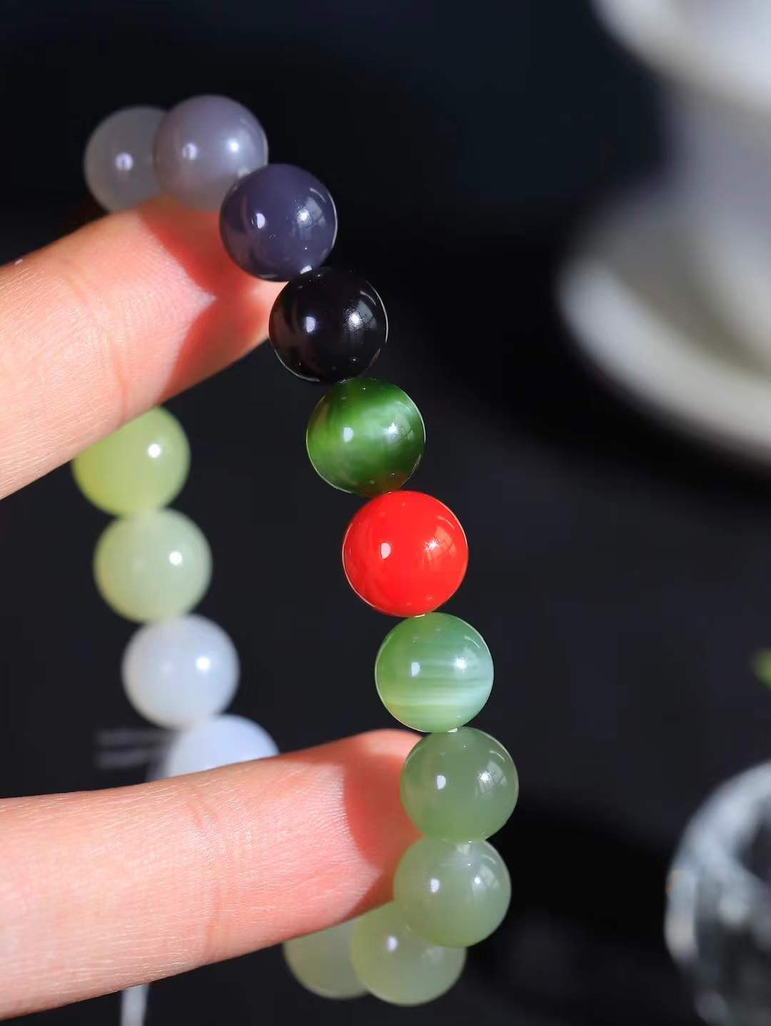 【多宝手串】

货头精选 和田玉多宝圆珠手串，每一颗玉石都凝聚自然的灵气与岁月的沉淀，寓意福禄寿喜，守护您的平安与幸福。佩戴它，感受千年玉文化的温润与优雅。重28克  尺寸取一10mm  78301554L