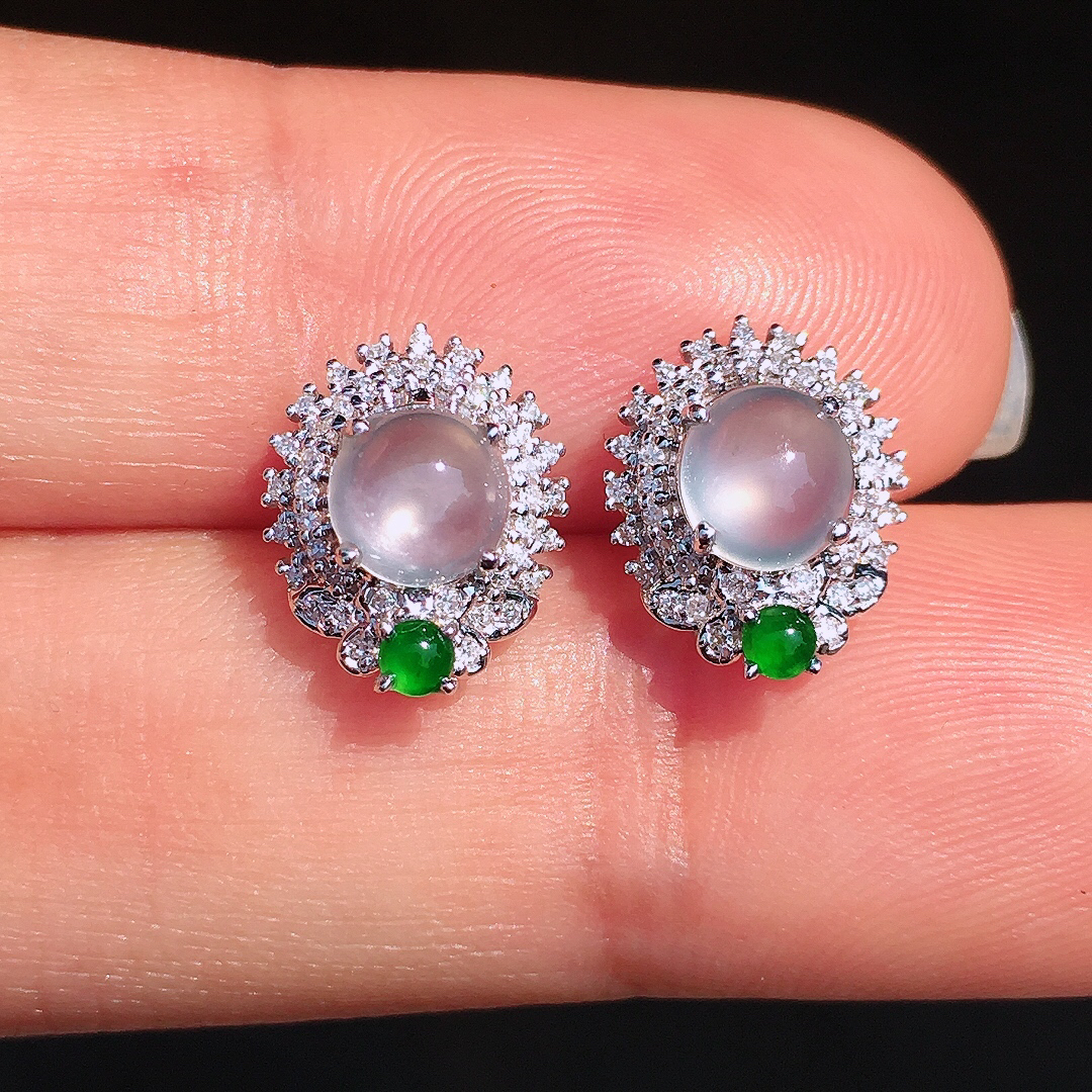 玻璃种蛋面耳钉，玉质细腻，荧光感超
强，饱满圆润，尽显优雅气质，18k
金豪华镶嵌