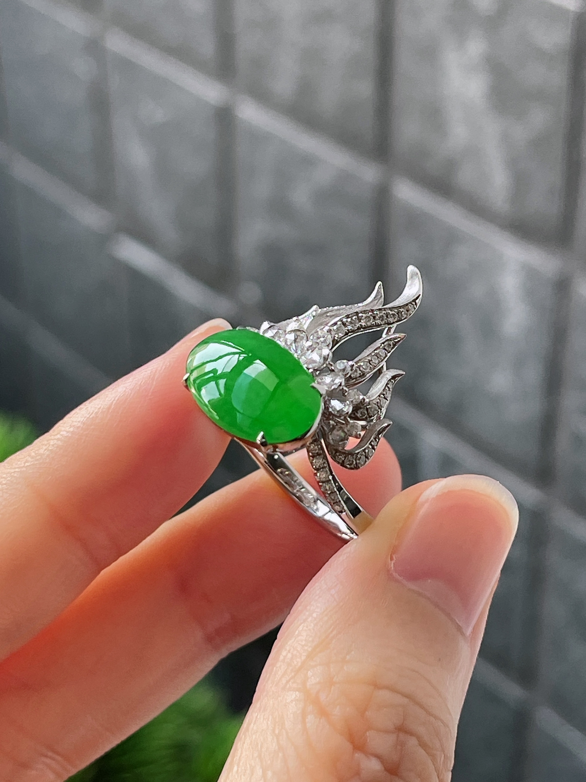18k翡翠冰糯绿色熊熊火焰特色大蛋面戒指