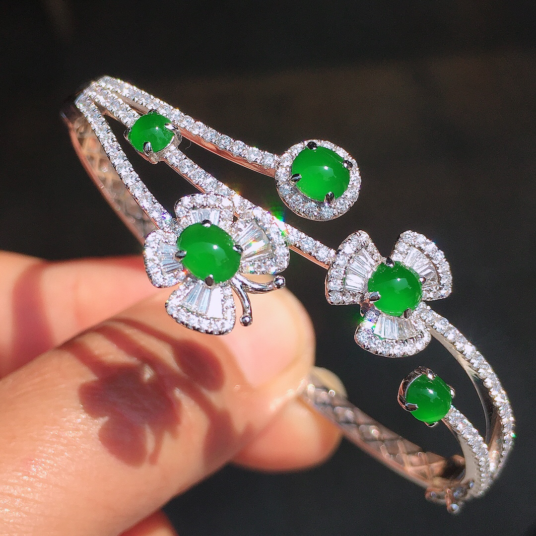 满绿蛋面手镯，色泽均匀艳丽，玉质细腻，荧光感超
强，饱满圆润，尽显优雅气质，18k
金豪华镶嵌