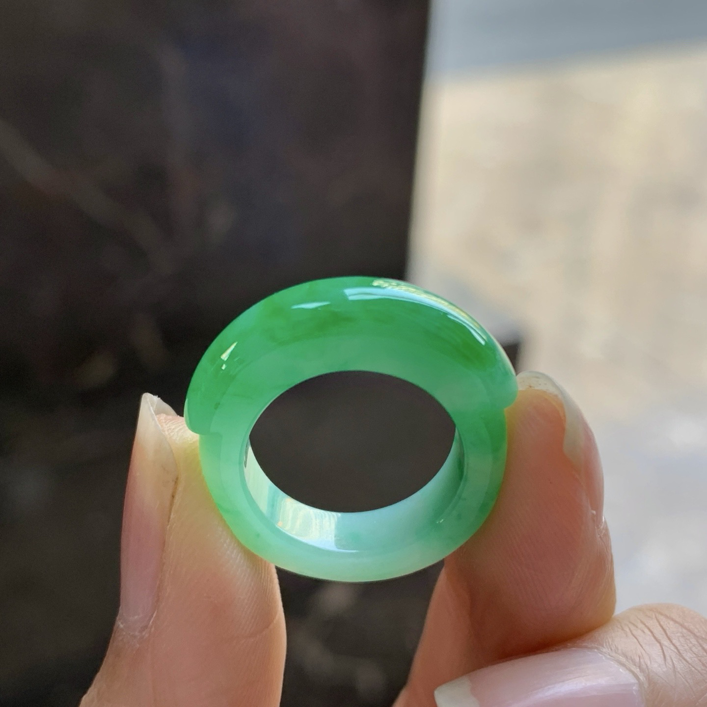 阳绿色马鞍戒指^_^色阳 玉质温润 尺寸6.2-5.3 9号指圈 细腻