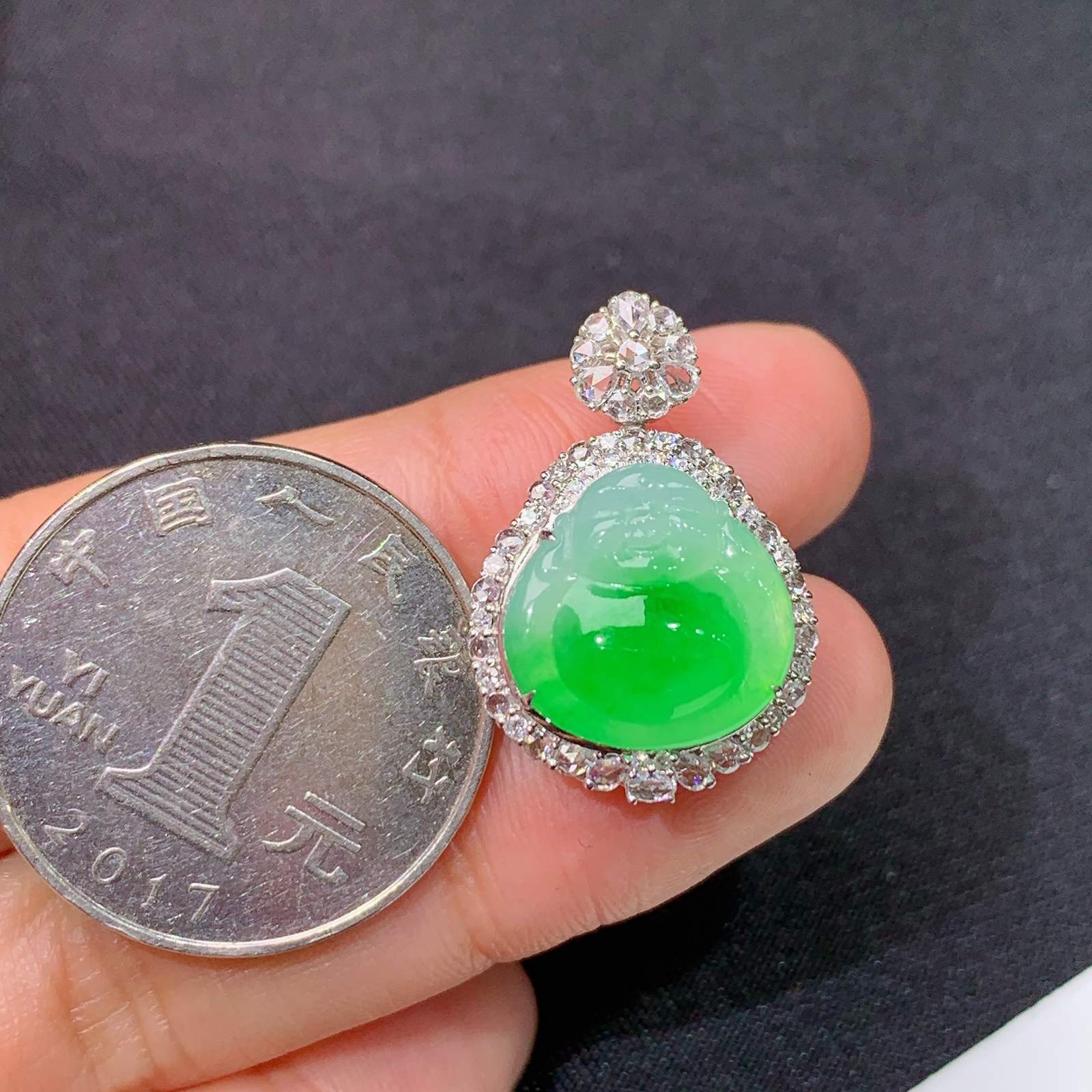 冰飘绿舒佛吊坠，18k金镶嵌，冰润色阳，品相好，种水足，Ald 尺寸23.7*16.1*10.3