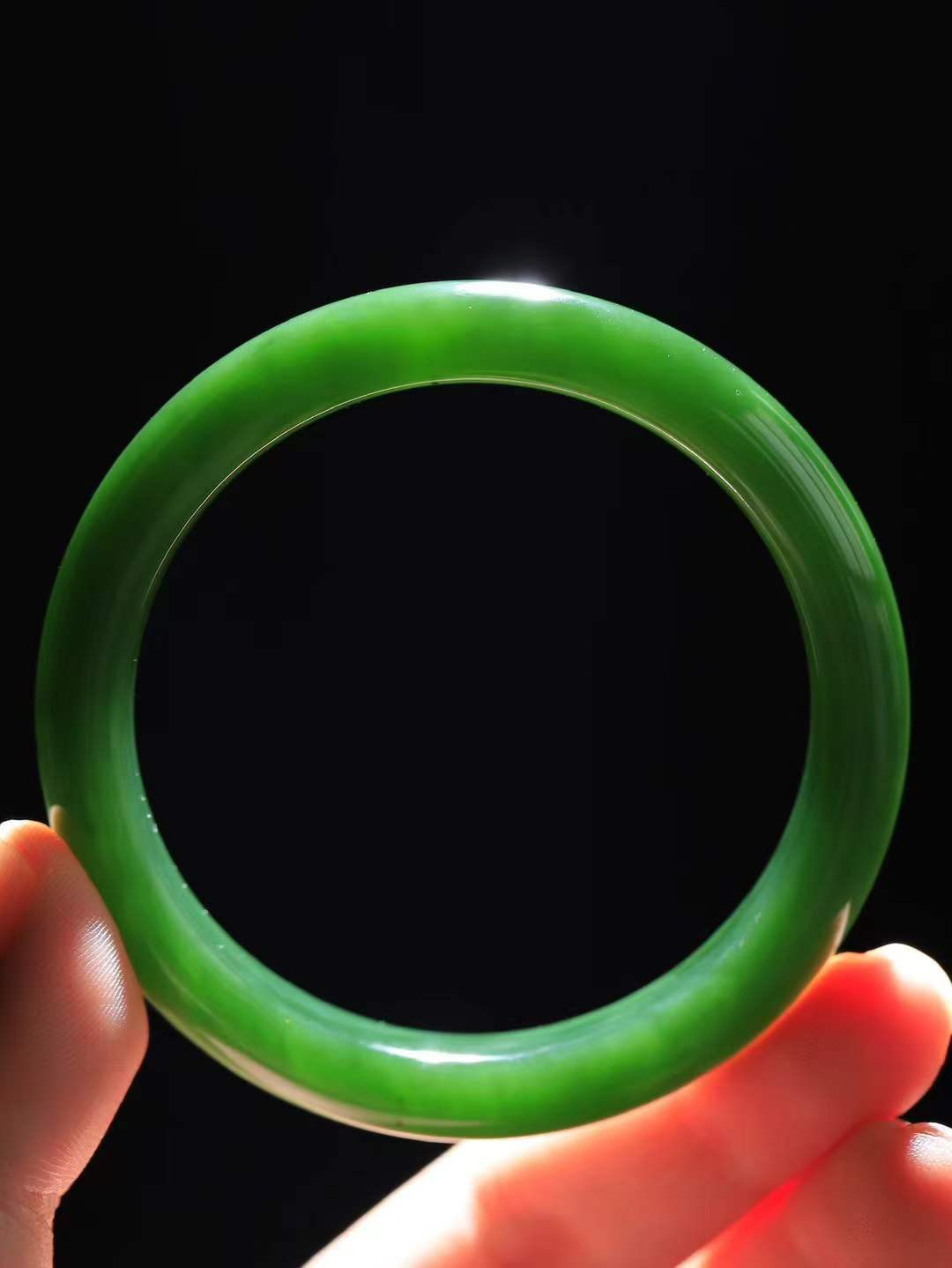 【碧波流转·手镯】

精品和田玉碧玉手镯，玉质细腻温润，手感舒适，️线条流畅，简约大气，美自天成，佩戴于腕间，婉约之美，举手投足间透出那份低调奢华，醉人心扉。 重45.3克 内径圈口57.5mm尺寸10.4-8.3mm  FDL-45301433