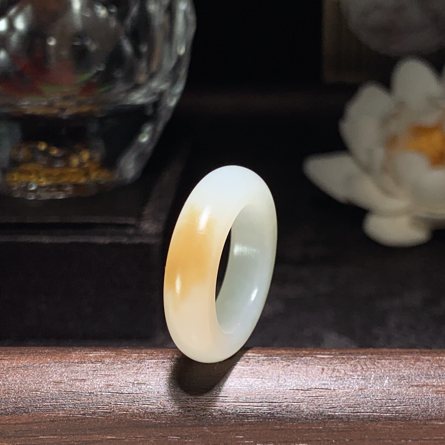 新疆和田玉且末糖戒指 内径16尺寸6/4重4.5克。玉质细腻油润。手推出油。佩戴高端典雅。lt260