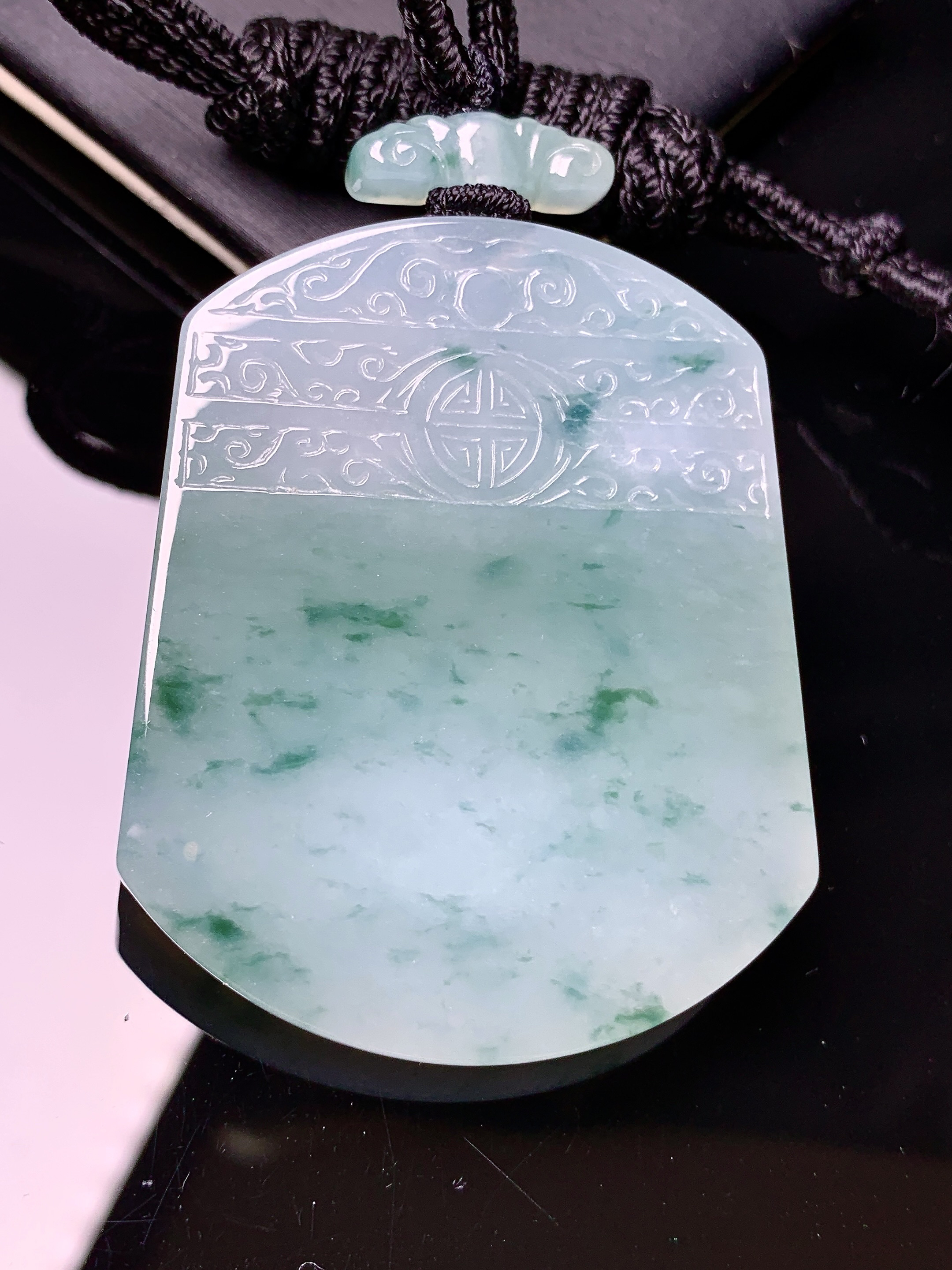 飘绿无事牌吊坠 玉质细腻 色泽艳丽清新 水润亮眼 整体尺寸51.5*41.7*5.6L1