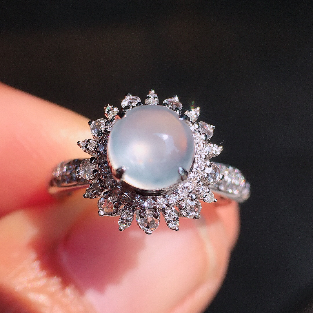 玻璃种蛋面戒指，玉质细腻，荧光感超
强，饱满圆润，尽显优雅气质，18k
金豪华镶嵌