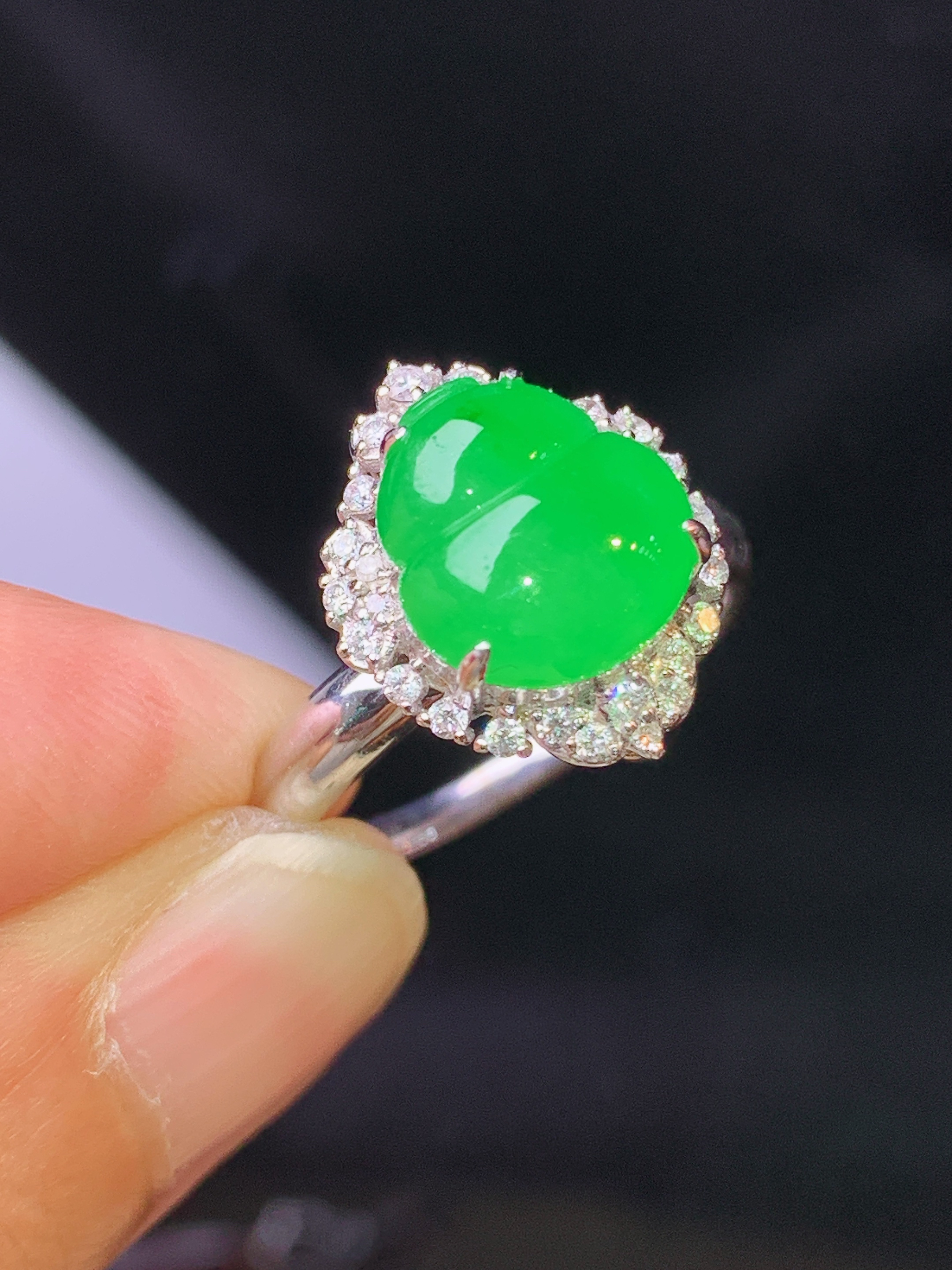 18k金钻镶嵌翠绿葫芦戒指 玉质细腻 色泽艳丽清新 水润亮眼 圈口14 整体尺寸15*12.3*9.