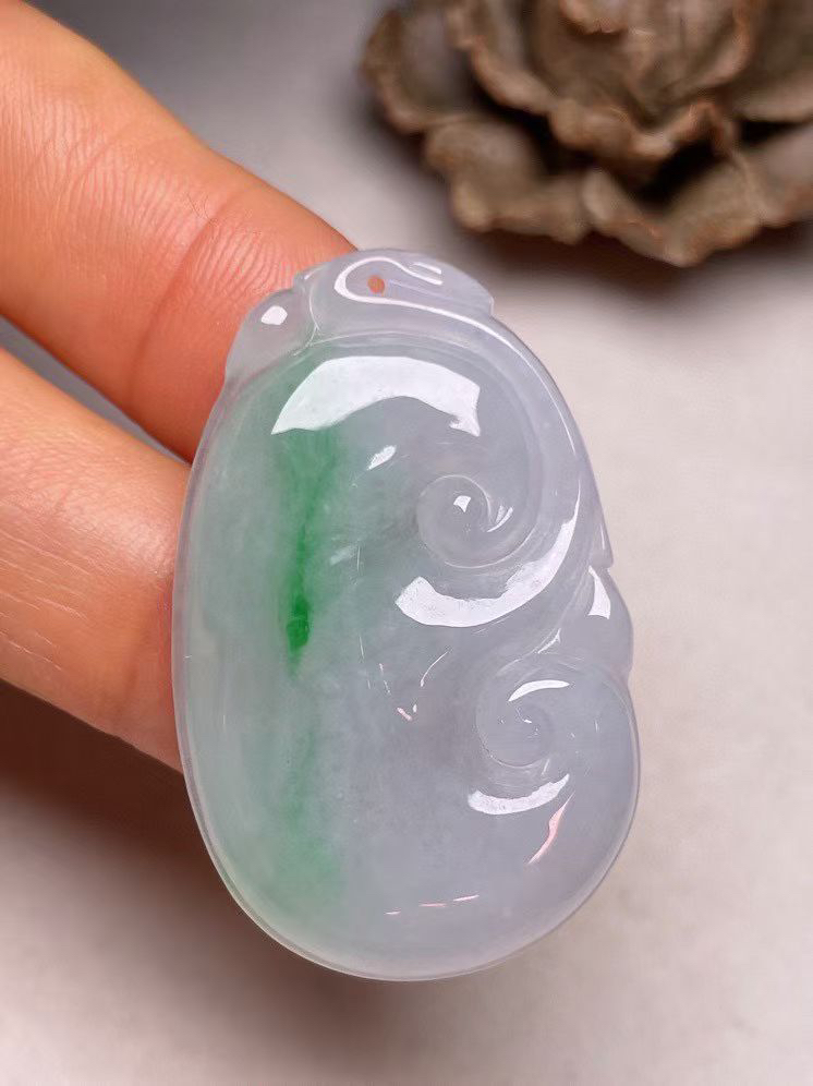 冰糯种飘绿【如意】吊坠，种水好，玉质细腻 ，卖相好.