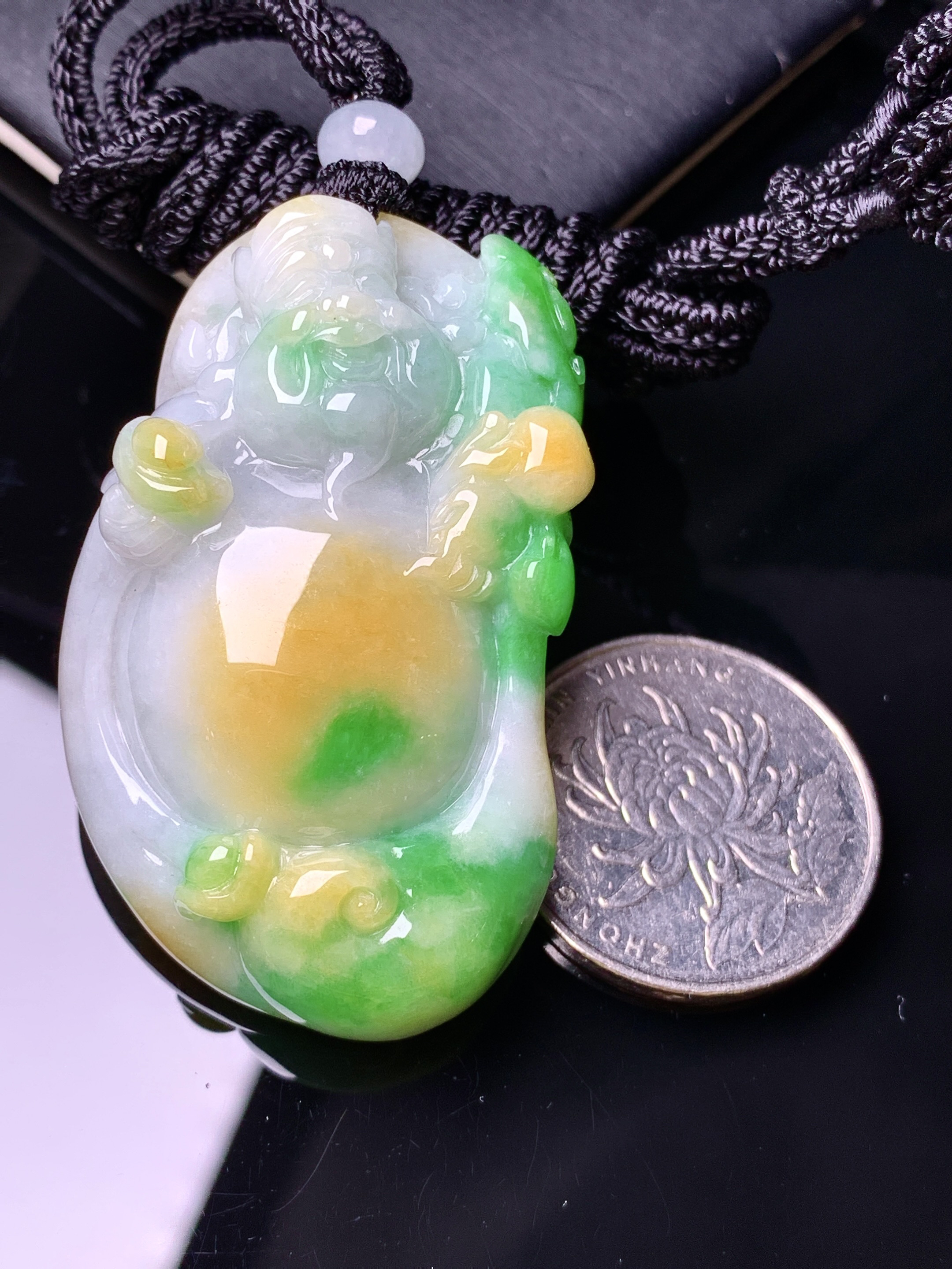 飘黄绿逍遥佛公吊坠 玉质细腻 色泽艳丽清新 水润亮眼 整体尺寸49.7*29.2*10.8w1