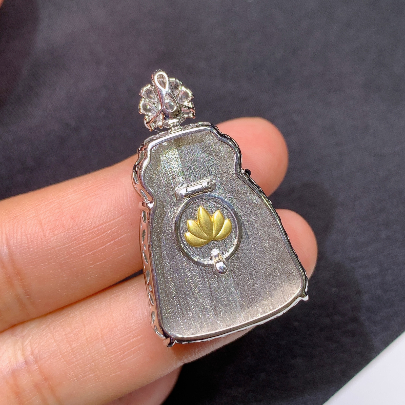 冰黄翡财神吊坠，18k金镶嵌，冰润鲜艳，玉质细腻，种水足，Dgj 尺寸34.3*21*7.1