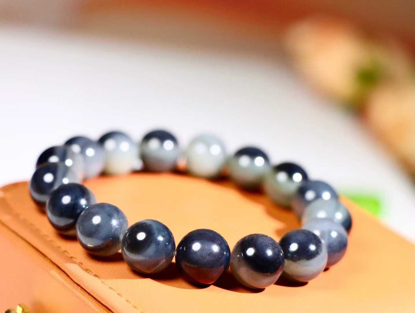 【珠圆玉润.一眼天】

新疆和田青花籽料一眼手串 颗颗一眼天 稀有并具个性，老熟籽 玉质温润 油性足