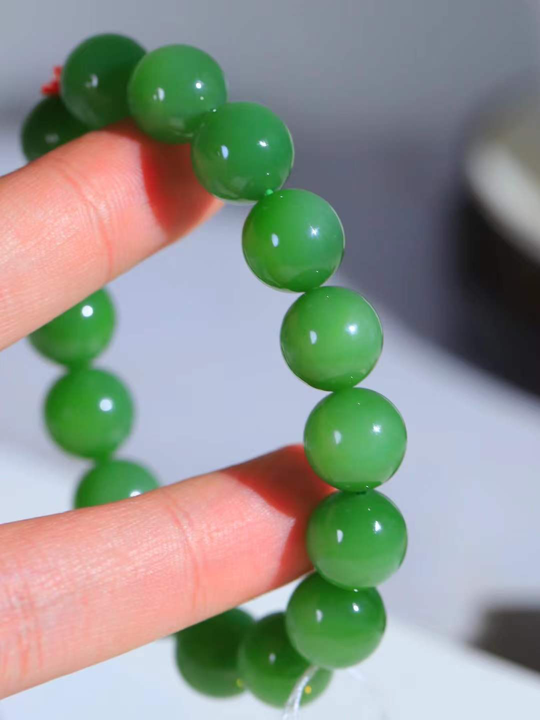 【珠圆玉润.手串】

精品和田玉碧玉猫眼珠圆玉润手串 玉质温润细腻  整串打磨圆润，佩戴舒适。珠珠落玉盘，间关莺语花底滑，一生美好时光，无论身在何处，都有它相伴相守。事事顺遂，幸福美满，吉祥如意。重43克 尺寸取一11.8mm FDL-16301500