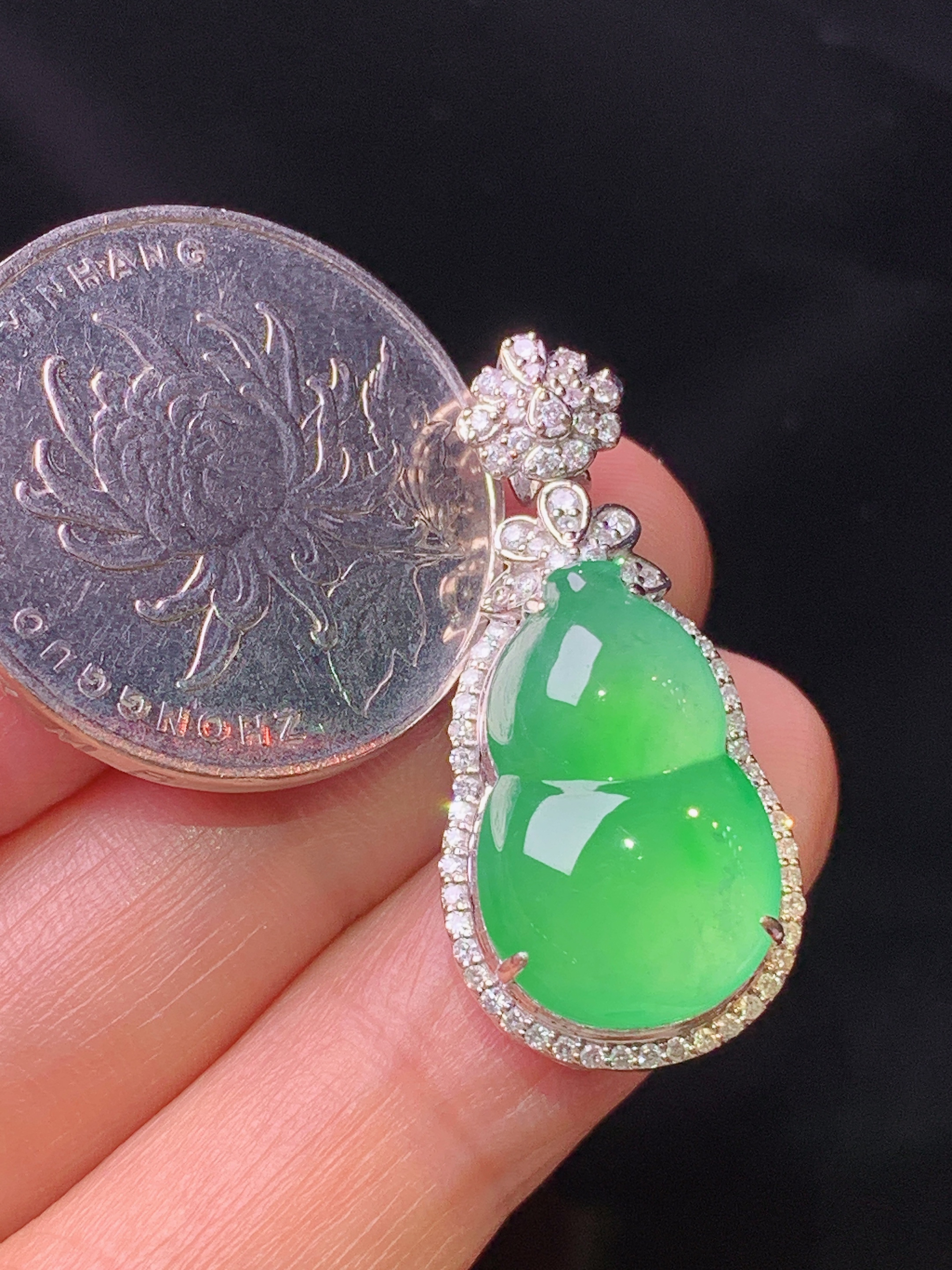 18k金钻镶嵌翠绿葫芦吊坠 玉质细腻 色泽艳丽清新 水润亮眼 整体尺寸30.5*14.2*9.5L2