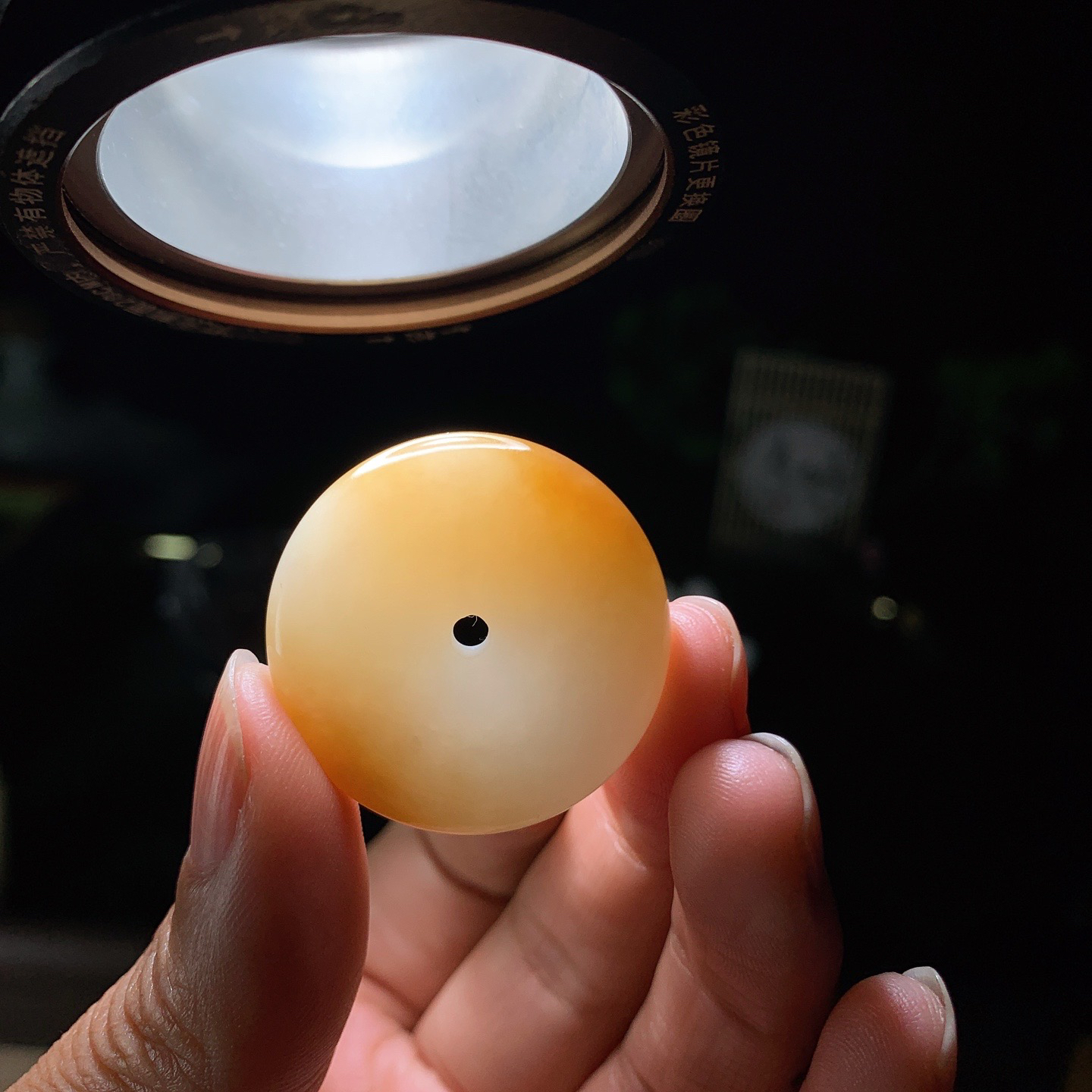 新疆和田玉且末糖平安扣挂件。尺寸30/8重14克。玉质细腻油润。手推出油。佩戴高端典雅。lt260313