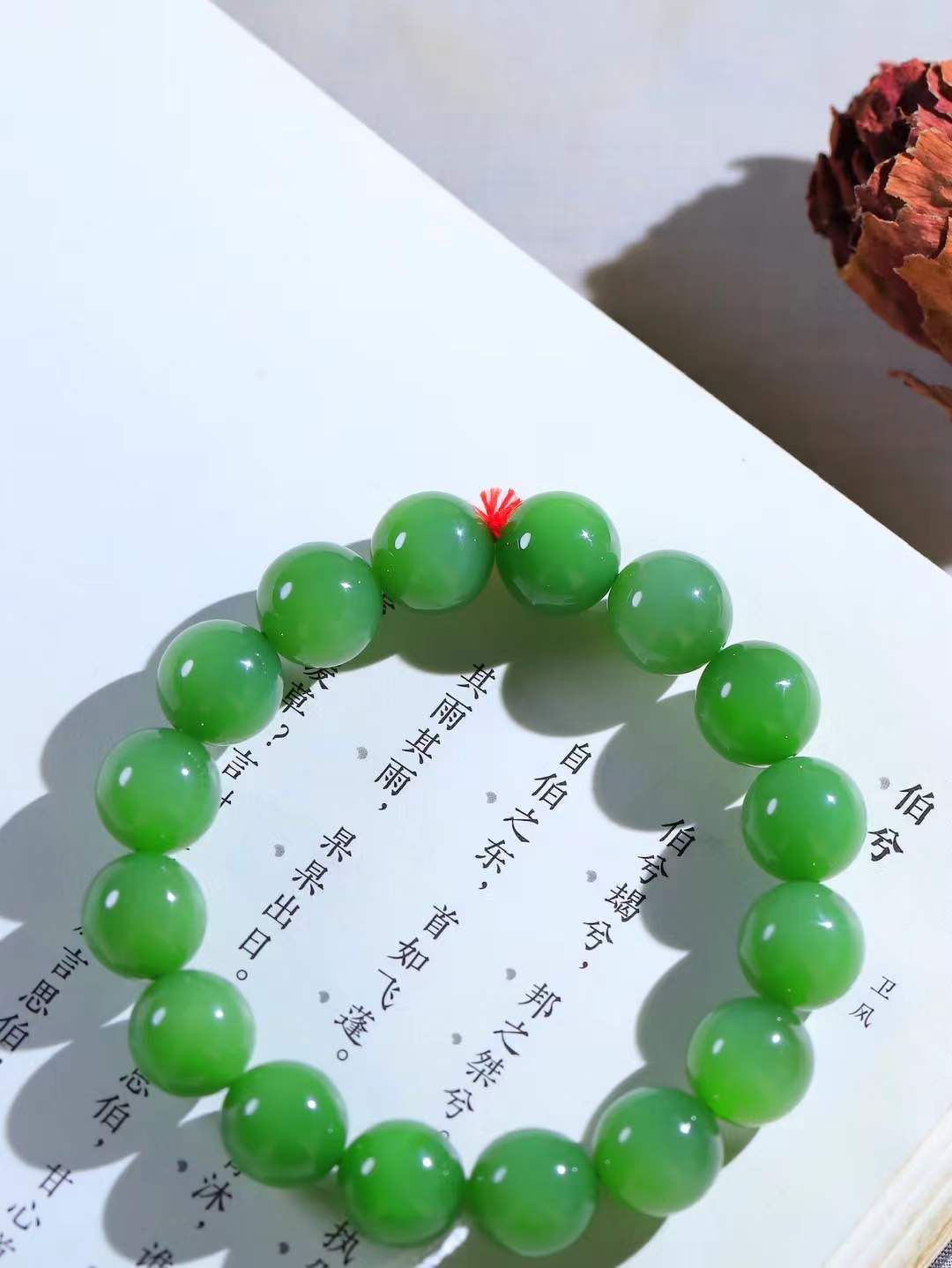 【珠圆玉润.手串】

精品和田玉碧玉猫眼珠圆玉润手串 玉质温润细腻  整串打磨圆润，佩戴舒适。珠珠落玉盘，间关莺语花底滑，一生美好时光，无论身在何处，都有它相伴相守。事事顺遂，幸福美满，吉祥如意。重43克 尺寸取一11.8mm FDL-16301500