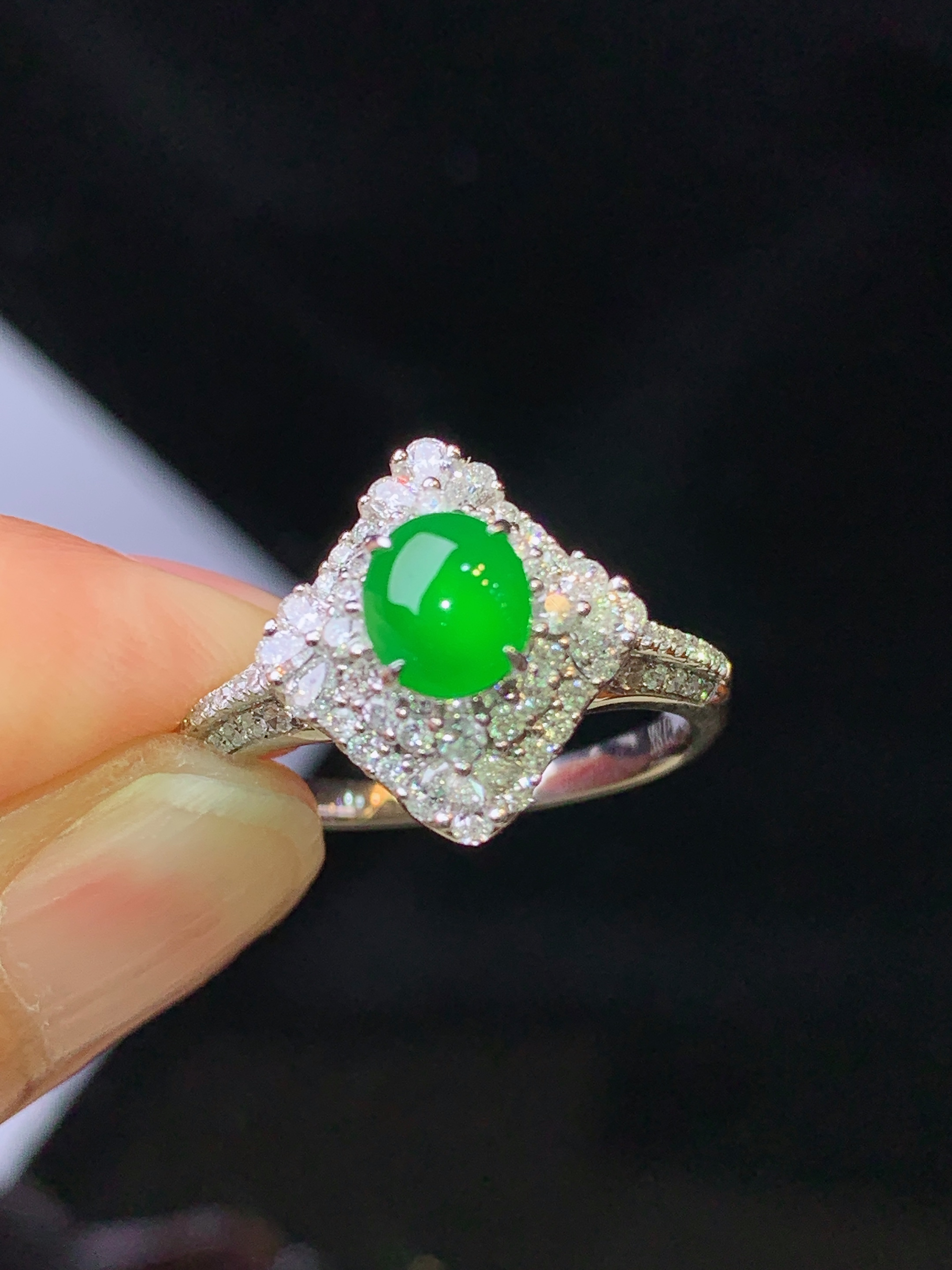 18k金钻镶嵌满绿蛋面戒指 玉质细腻 色泽艳丽清新 水润亮眼 圈口13 整体尺寸13.5*12.3*