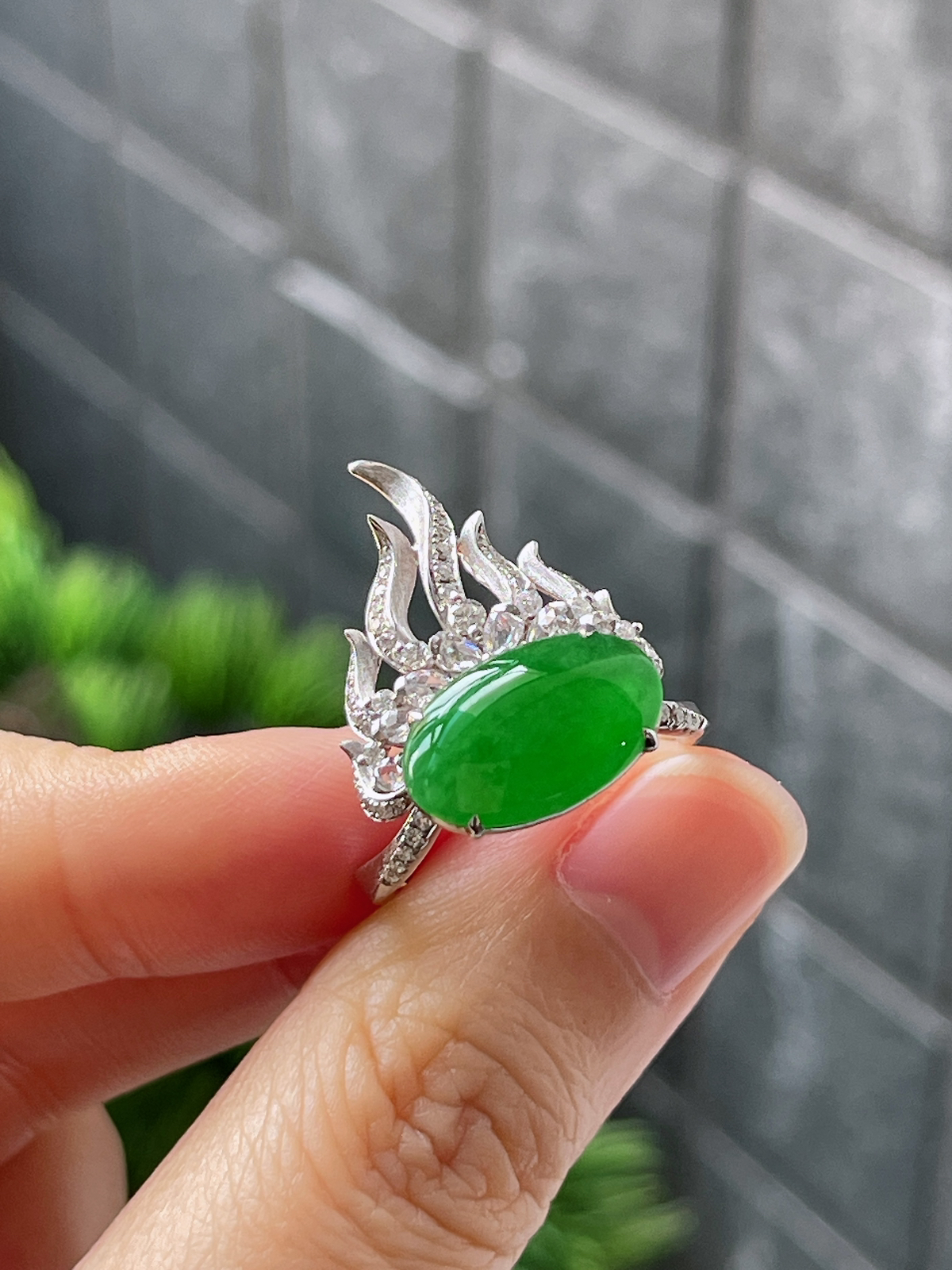 18k翡翠冰糯绿色熊熊火焰特色大蛋面戒指