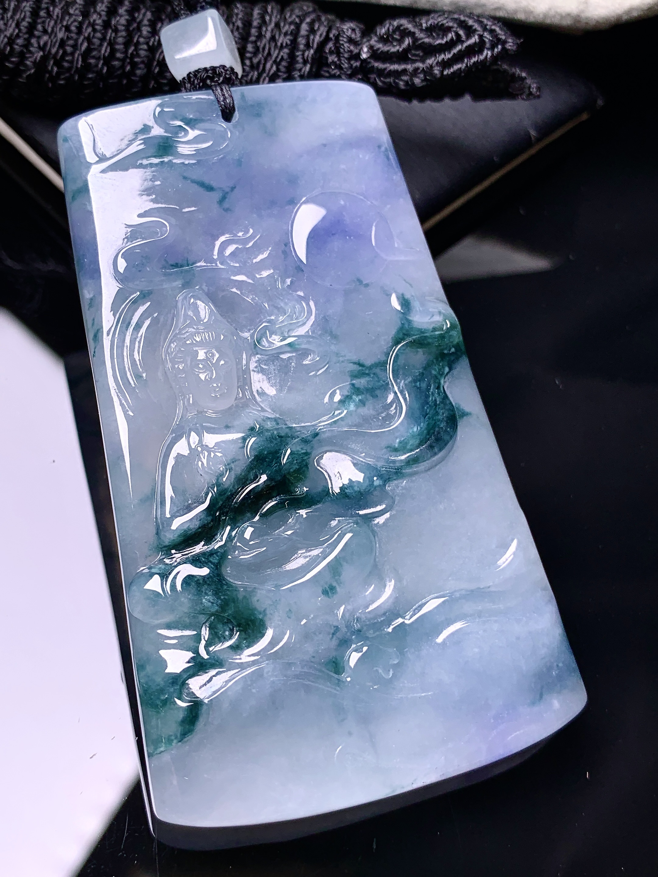 飘绿观音菩萨吊坠 玉质细腻 色泽艳丽清新 水润亮眼 整体尺寸67*39.8*5.6L1