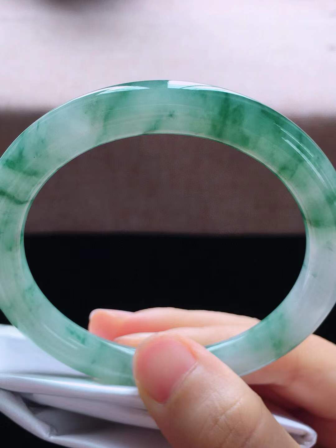 【翡翠名称】老种冰飘花56.6圈口圆条手镯
【翡翠尺寸】56.6*8.8*8.8mm适合57-59正圈口佩戴
【翡翠描述】宝贝种老水足，玉质细腻，色泽靓丽，性价比高，佩戴效果好！
【其它赠送】权威证书/精美挂绳盒子/支持全国复检