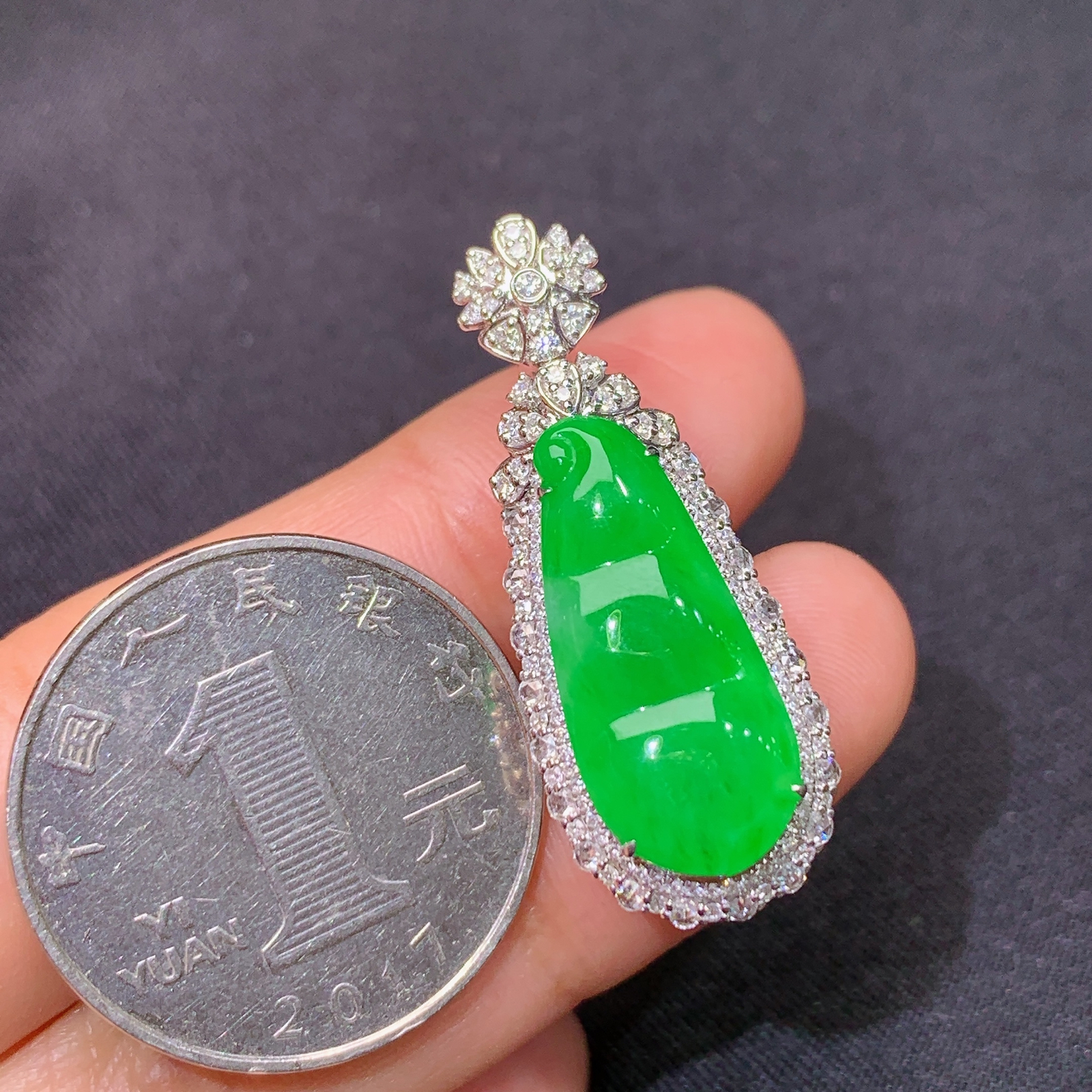 冰阳绿福豆吊坠，18k金镶嵌，冰润色阳，玉质细腻，种水足，Dgj 尺寸34*13.3*10.3