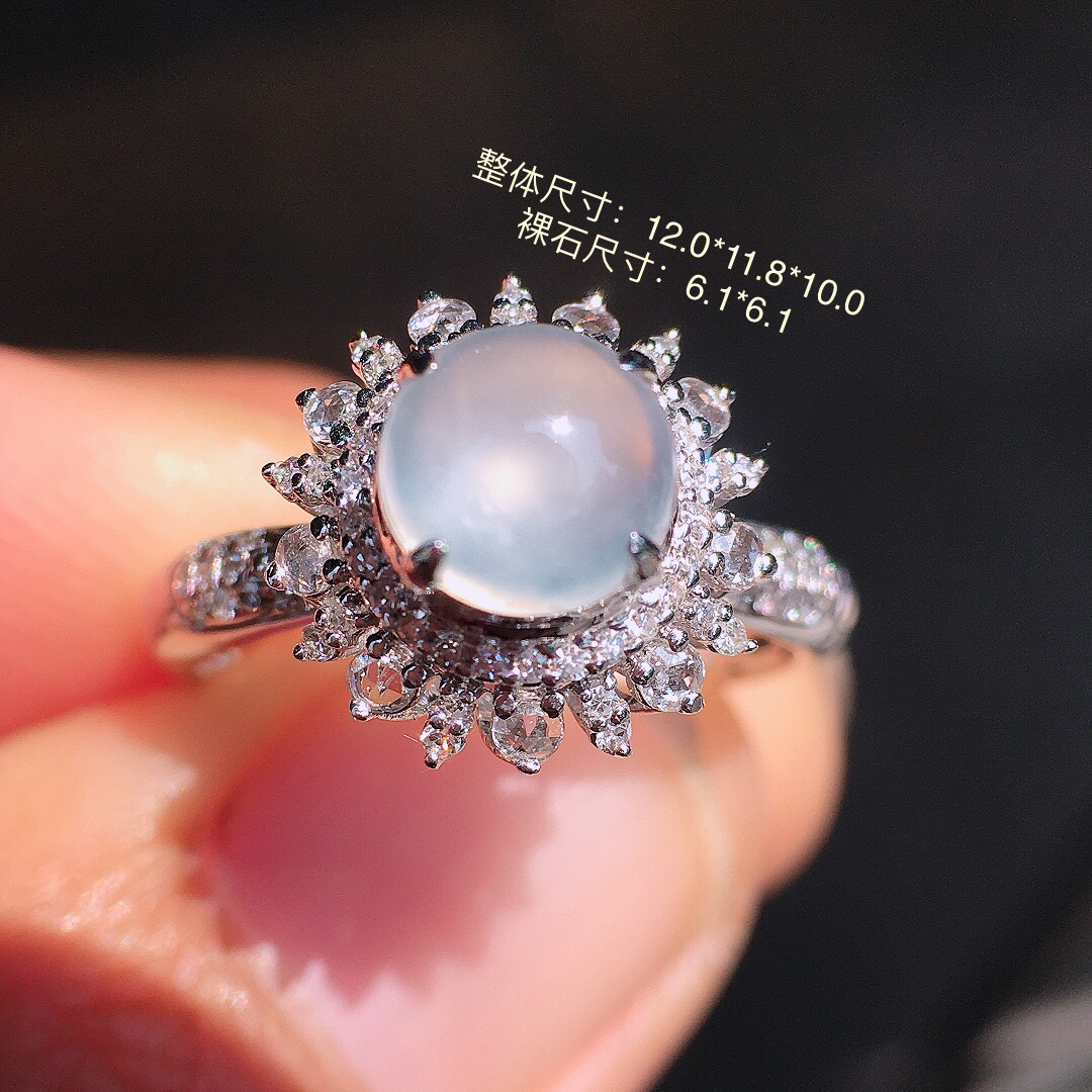 玻璃种蛋面戒指，玉质细腻，荧光感超
强，饱满圆润，尽显优雅气质，18k
金豪华镶嵌