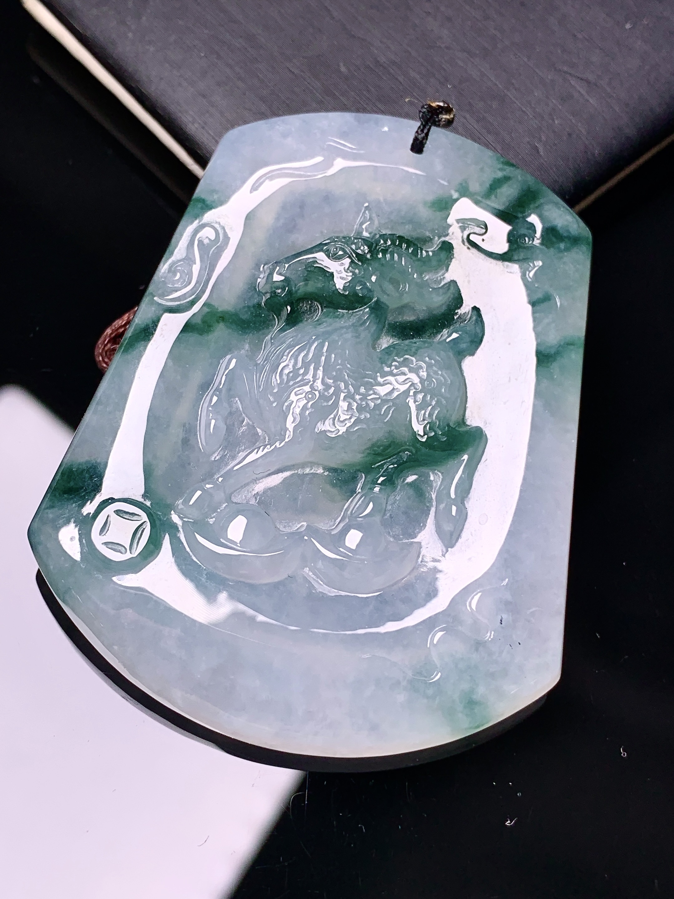 飘绿生肖羊牌吊坠 玉质细腻 色泽艳丽清新 水润亮眼 整体尺寸52.8*42*6.2b2