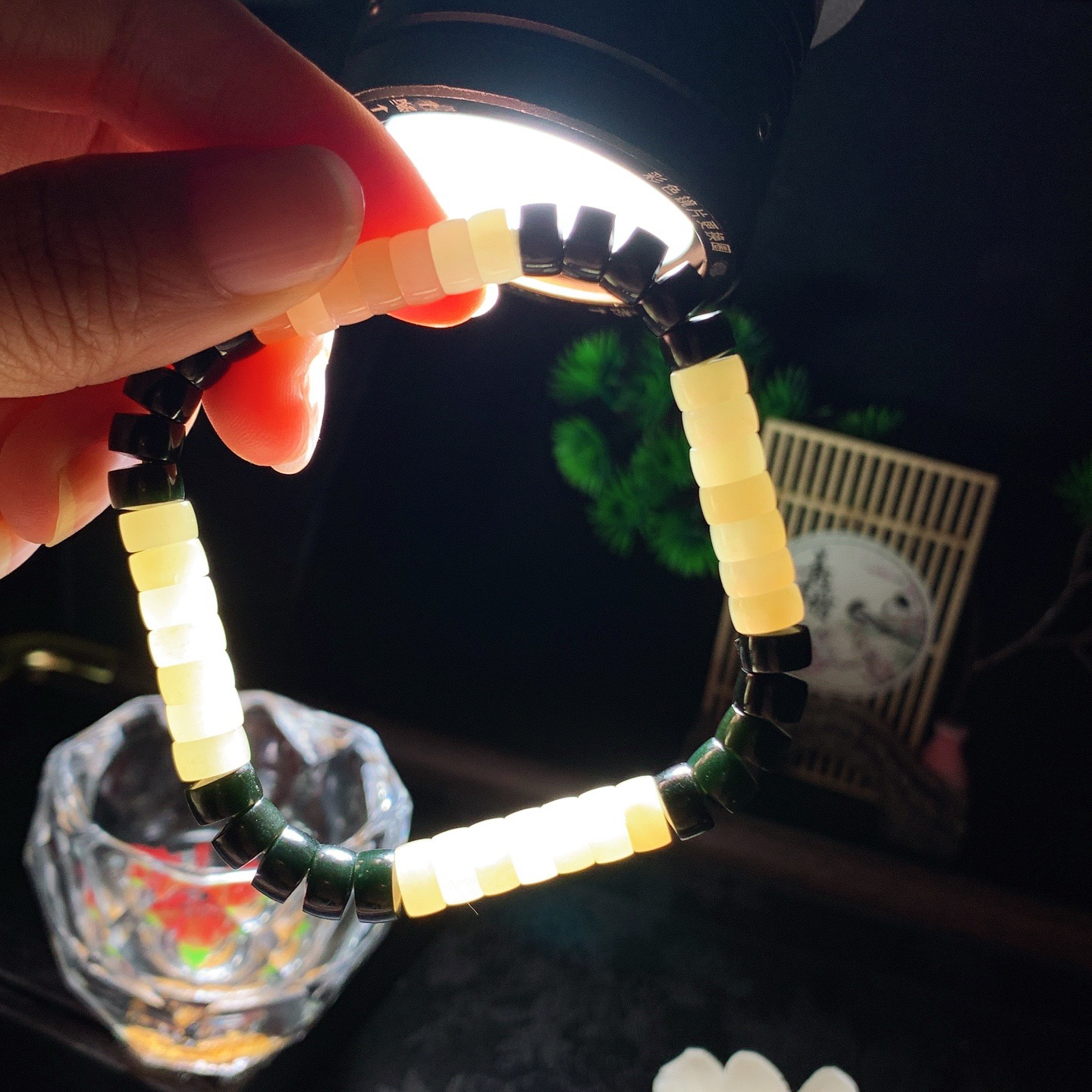 新疆和田玉糖加墨玉手串 单颗尺寸4/7重21.5克。玉质细腻油润。手推出油。佩戴高端典雅。lt260313