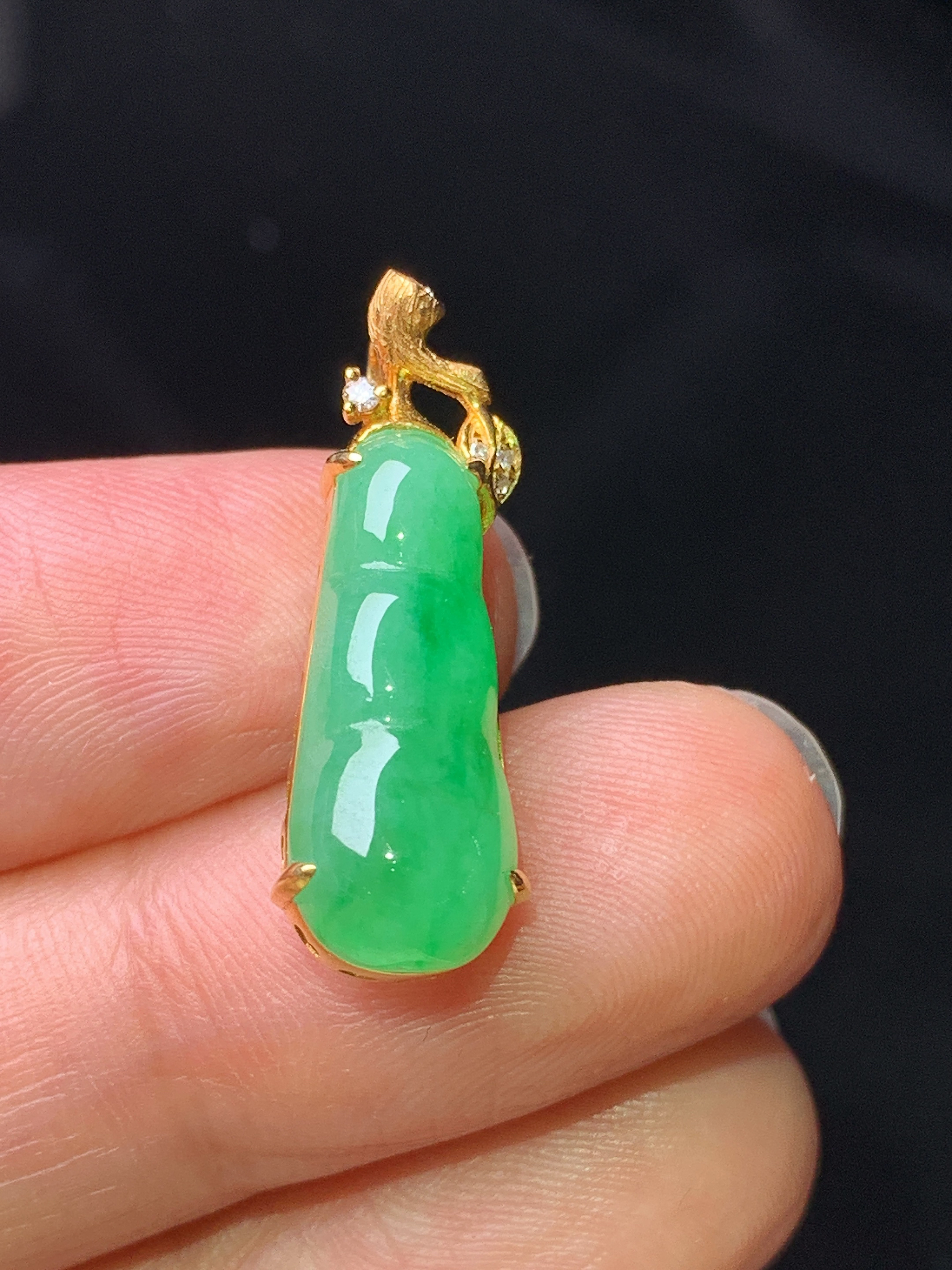 18k金钻镶嵌翠绿四季豆吊坠 玉质细腻 色泽艳丽清新 水润亮眼 整体尺寸24.5*8.3*6.2z1