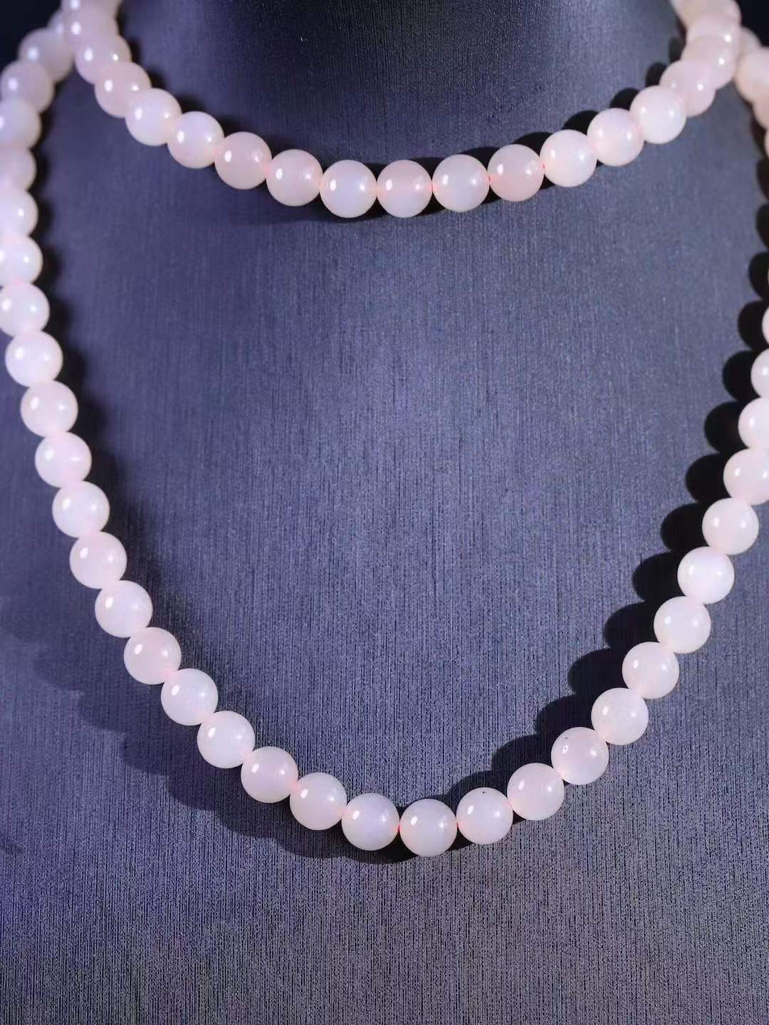 一套【珠圆玉润.套装】

精品和田玉藕粉珠圆玉润套装 玉质细腻油润 饱满光滑 质朴无华，悠远简单，人心境界远，百世修炼深，心灵常驻善意持，觉悟人生百世修。项链重67.3克 尺寸取一7.9mm   手串重18.5克  尺寸取一7.9mm  10301516L