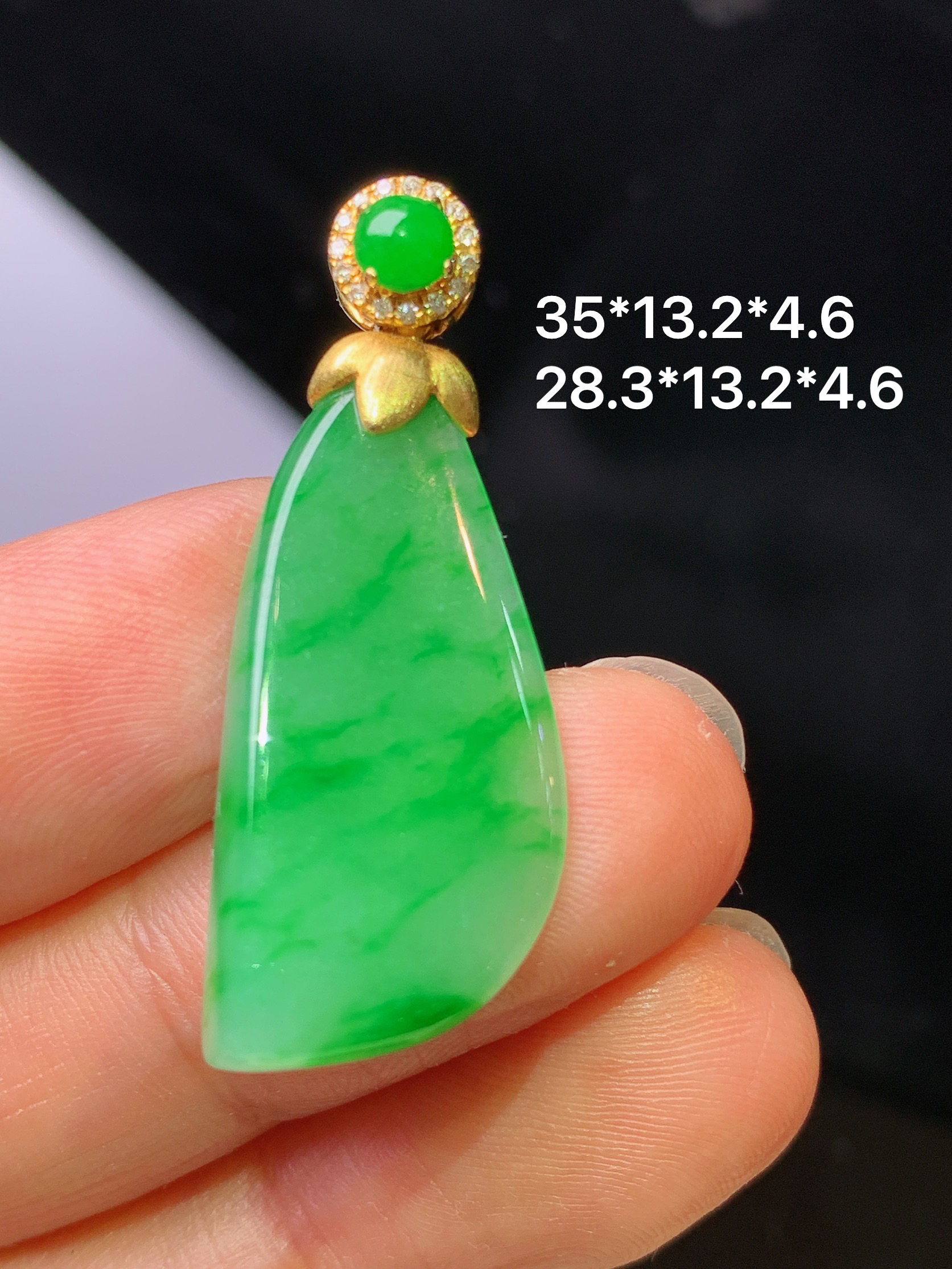 18k金钻镶嵌翠绿随形吊坠 玉质细腻 色泽艳丽清新 水润亮眼 整体尺寸35*13.2*4.6z1