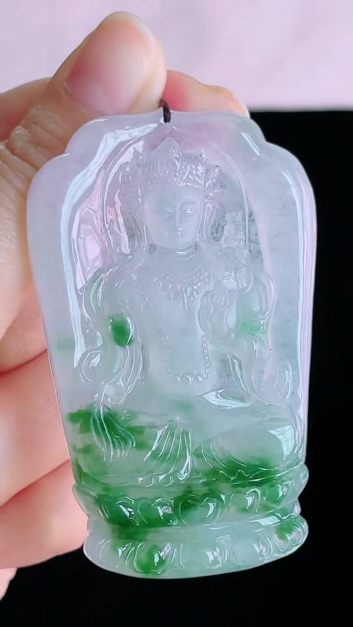 【翡翠名称】老坑种冰飘花度母翡翠挂件
【翡翠尺寸】64.4/40/5.7mm
【翡翠描述】宝贝种老水足，玉质细腻，色泽靓丽，性价比高，佩戴效果好！
【其它赠送】权威证书/精美挂绳盒子/支持全国复检