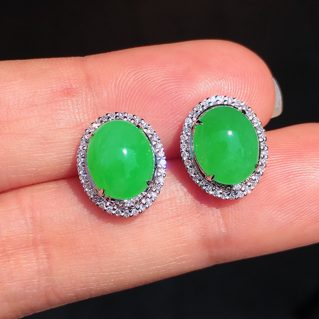 阳绿蛋面耳钉，色泽均匀艳丽，玉质细腻，荧光感超
强，饱满圆润，尽显优雅气质，18k
金豪华镶嵌