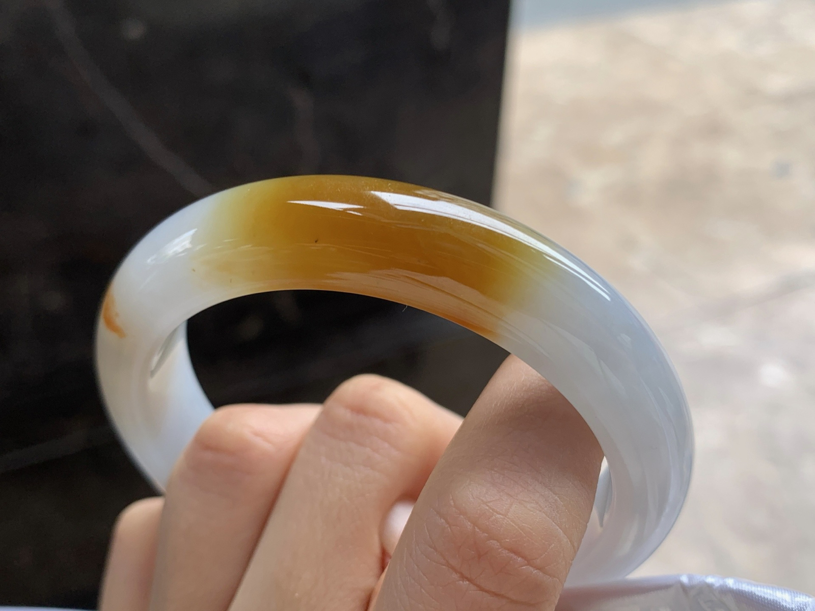 57.5-12.7-8.8

黄翡手镯^_^玉质温润 细腻