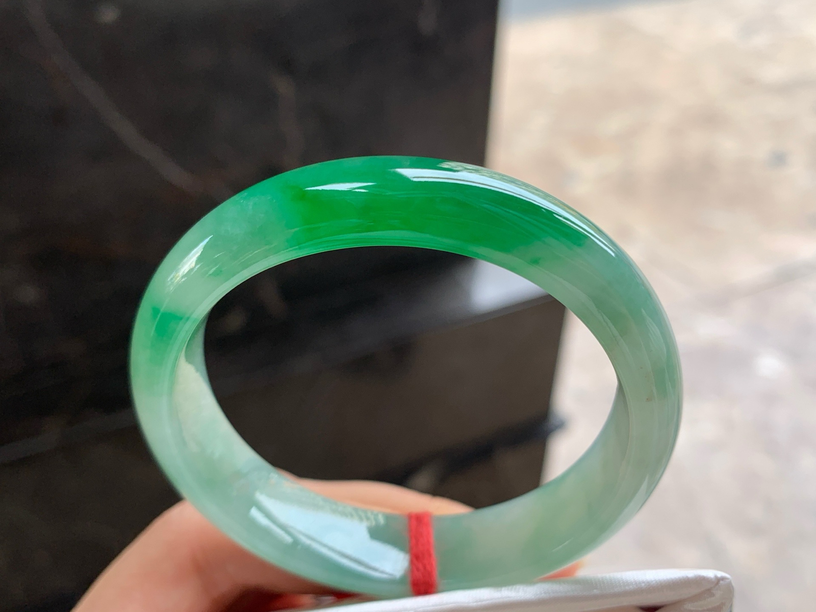 53-12.9-7.2

辣绿色贵妃手镯^_^颜色鲜艳 浓郁 正圈51 52可以带