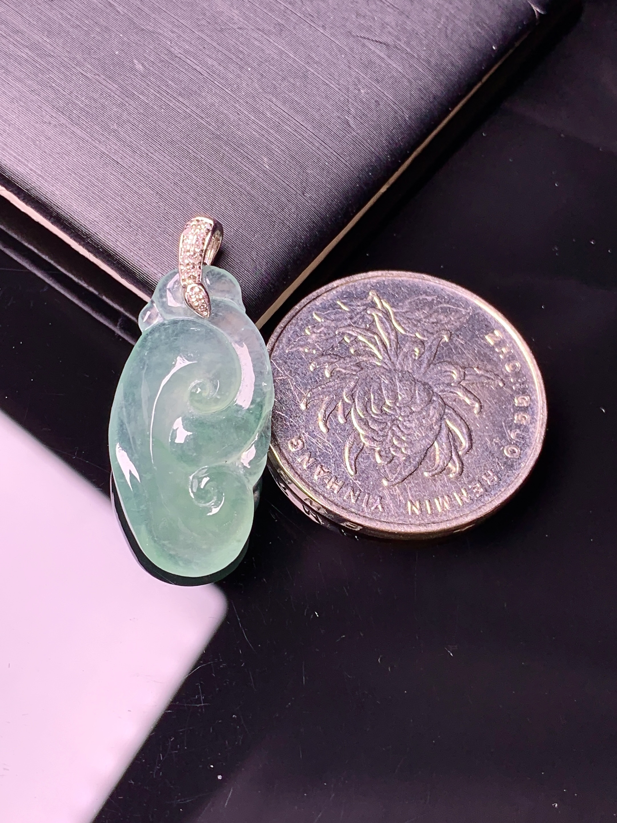 18k金钻镶嵌冰种如意吊坠 玉质细腻 色泽艳丽清新 水润亮眼 整体尺寸28.5*12.8*4.5z1