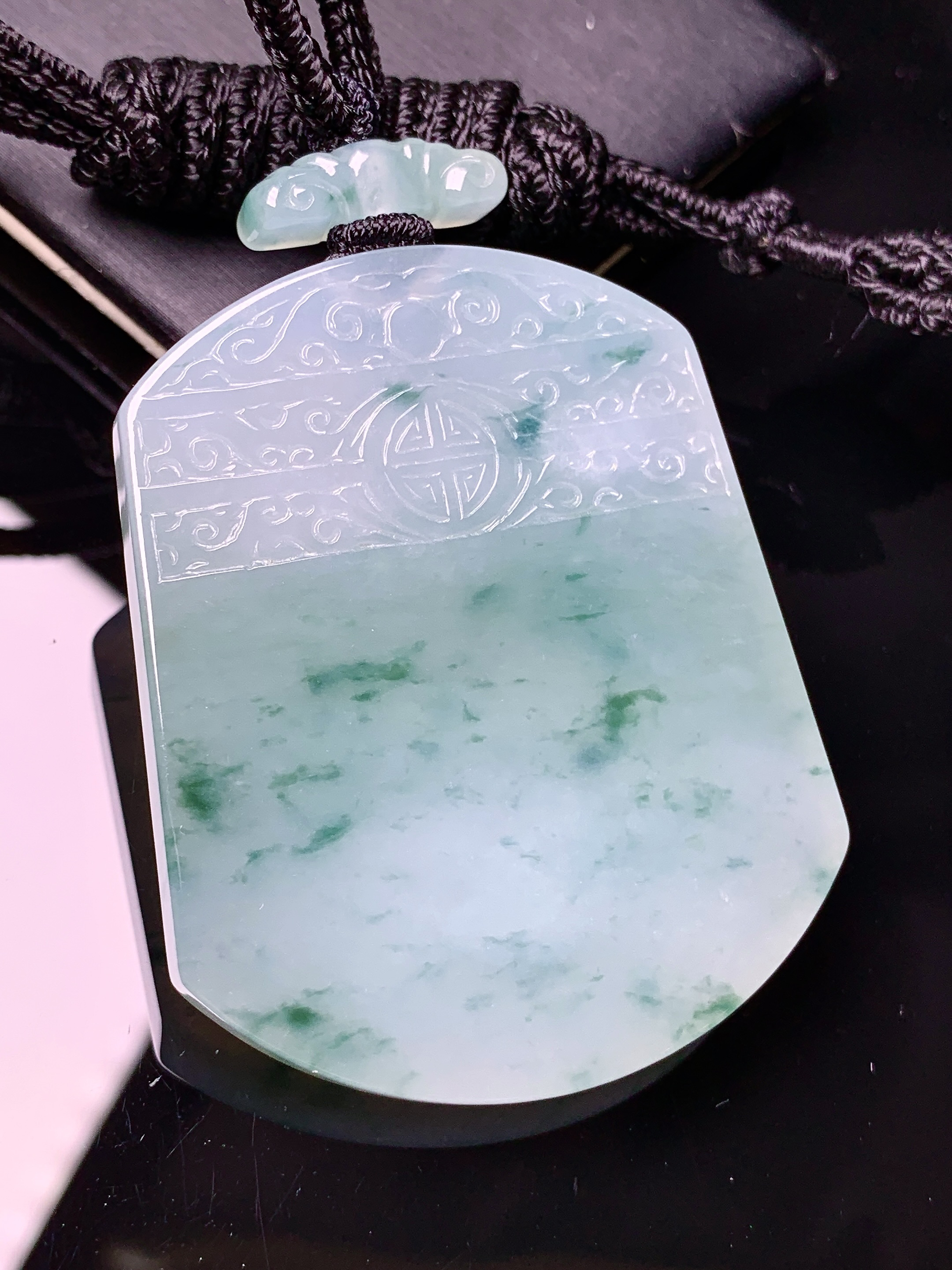 飘绿无事牌吊坠 玉质细腻 色泽艳丽清新 水润亮眼 整体尺寸51.5*41.7*5.6L1