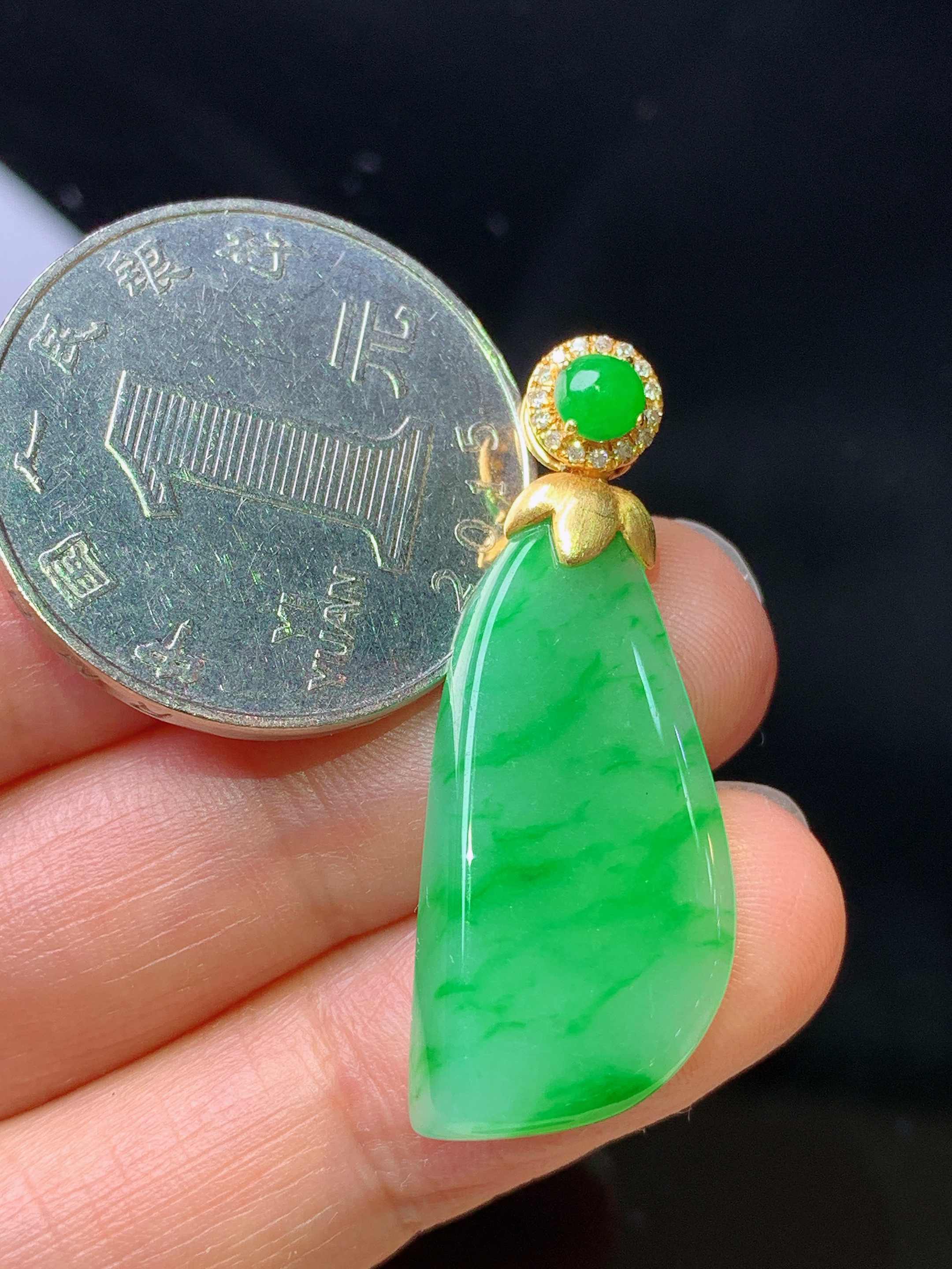 18k金钻镶嵌翠绿随形吊坠 玉质细腻 色泽艳丽清新 水润亮眼 整体尺寸35*13.2*4.6z1