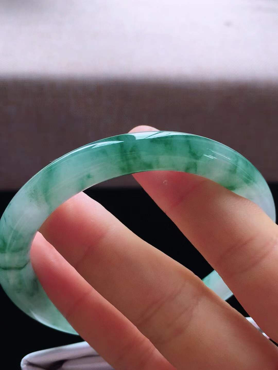 【翡翠名称】老种冰飘花56.6圈口圆条手镯
【翡翠尺寸】56.6*8.8*8.8mm适合57-59正圈口佩戴
【翡翠描述】宝贝种老水足，玉质细腻，色泽靓丽，性价比高，佩戴效果好！
【其它赠送】权威证书/精美挂绳盒子/支持全国复检