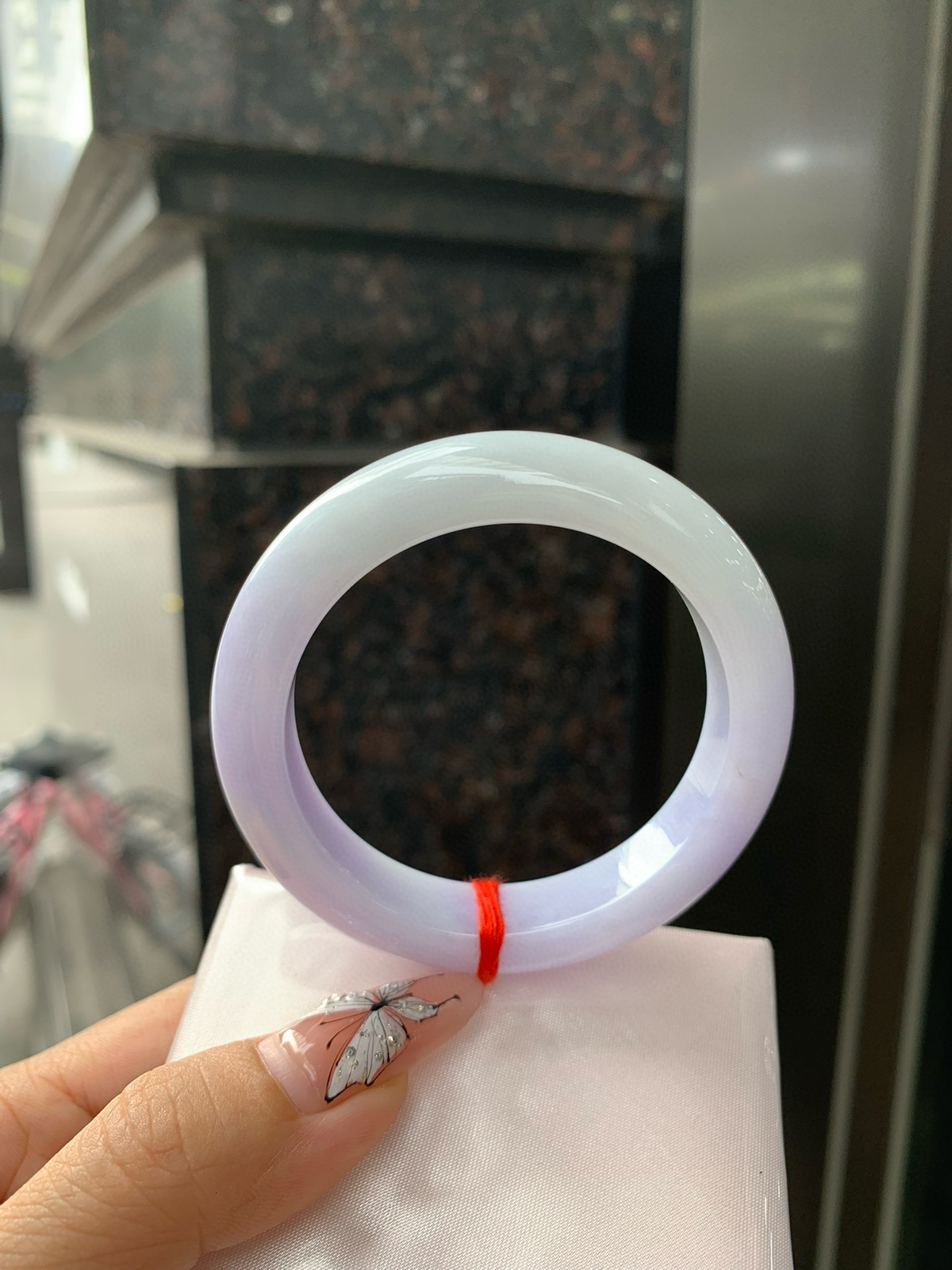 春彩正圈
52-53都能戴
半圈浅绿碰上梦幻般的春，像是融化了的春天，半山半水，一镯两戴，所有的美好交织在一起，让人心生宁静而淡淡的欢喜～