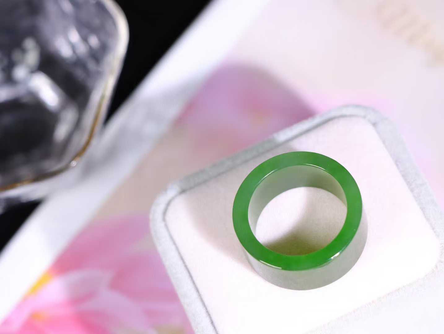 （古韵.扳指）

精品和田玉碧玉扳指 指环 戒圈。七号矿老料 纯正菠菜绿，直切工艺，款式精美，玉质细腻温润，油润感十足， 整器古韵生辉。优雅高贵。运筹帷幄于掌中，决胜于千里之外。

重10克   圈口22mm 尺寸22-12-3.5mm FS17821208125O