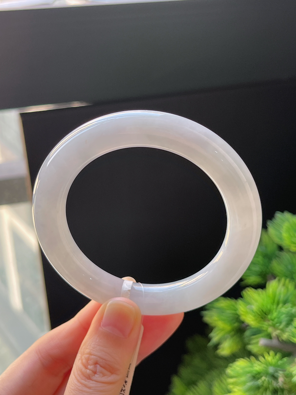 圆镯52.3圈口，翡翠糯化种淡绿色手镯