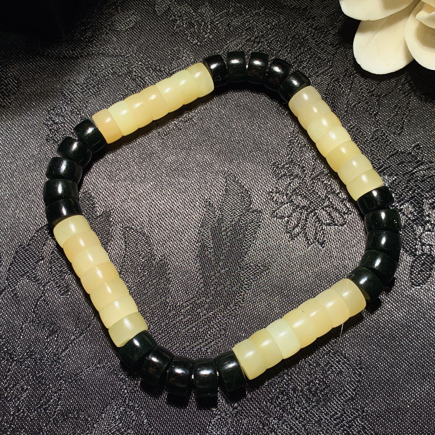 新疆和田玉糖加墨玉手串 单颗尺寸4/7重21.5克。玉质细腻油润。手推出油。佩戴高端典雅。lt260313