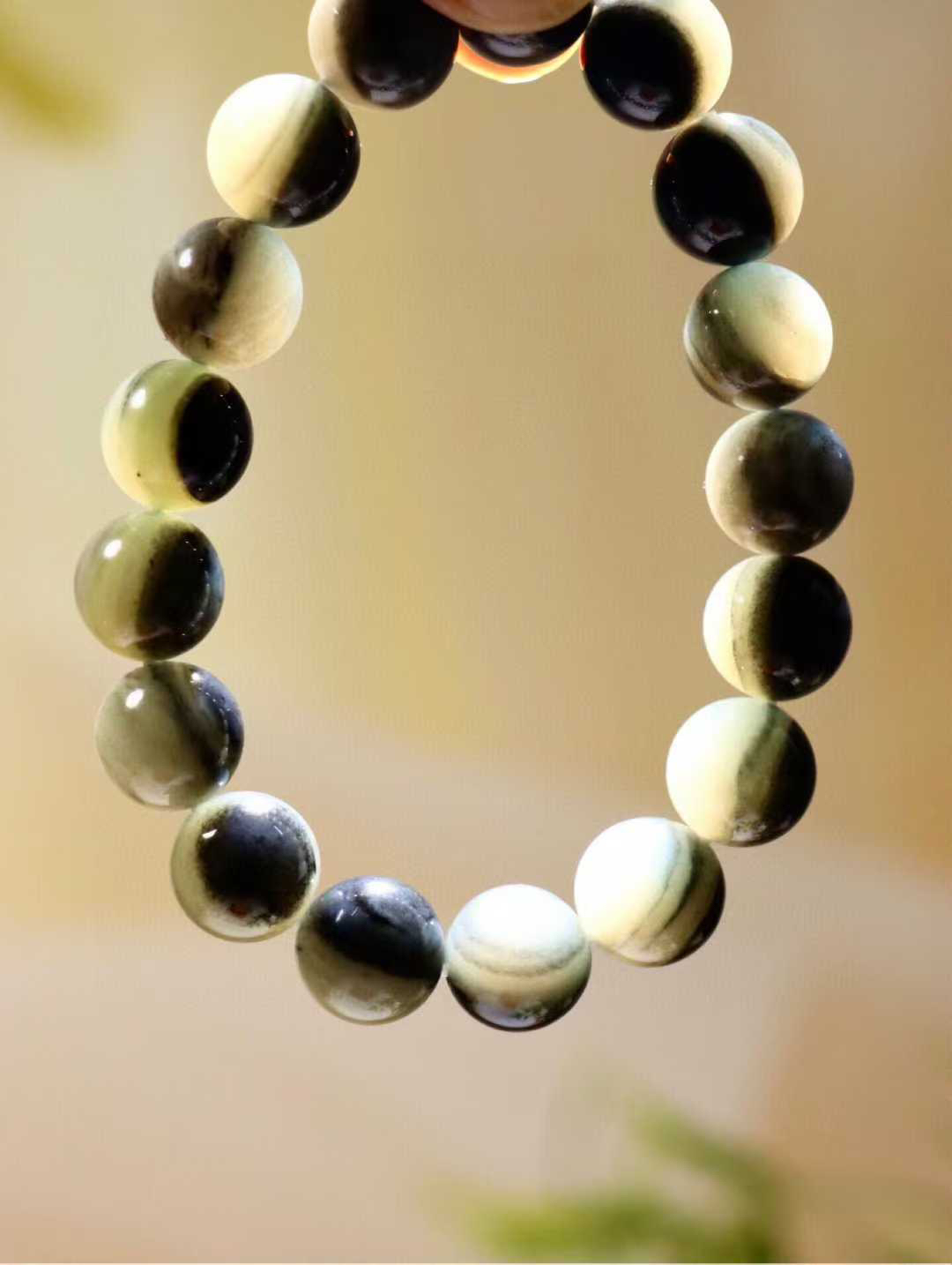 【珠圆玉润.一眼天】

新疆和田青花籽料一眼手串 颗颗一眼天 稀有并具个性，老熟籽 玉质温润 油性足，珠珠落玉盘，间关莺语花底滑，一生美好时光，无论身在何处，都有它相伴相守。事事顺遂，幸福美满，吉祥如意。

重45.3克 尺寸12.1mm  36823212113O