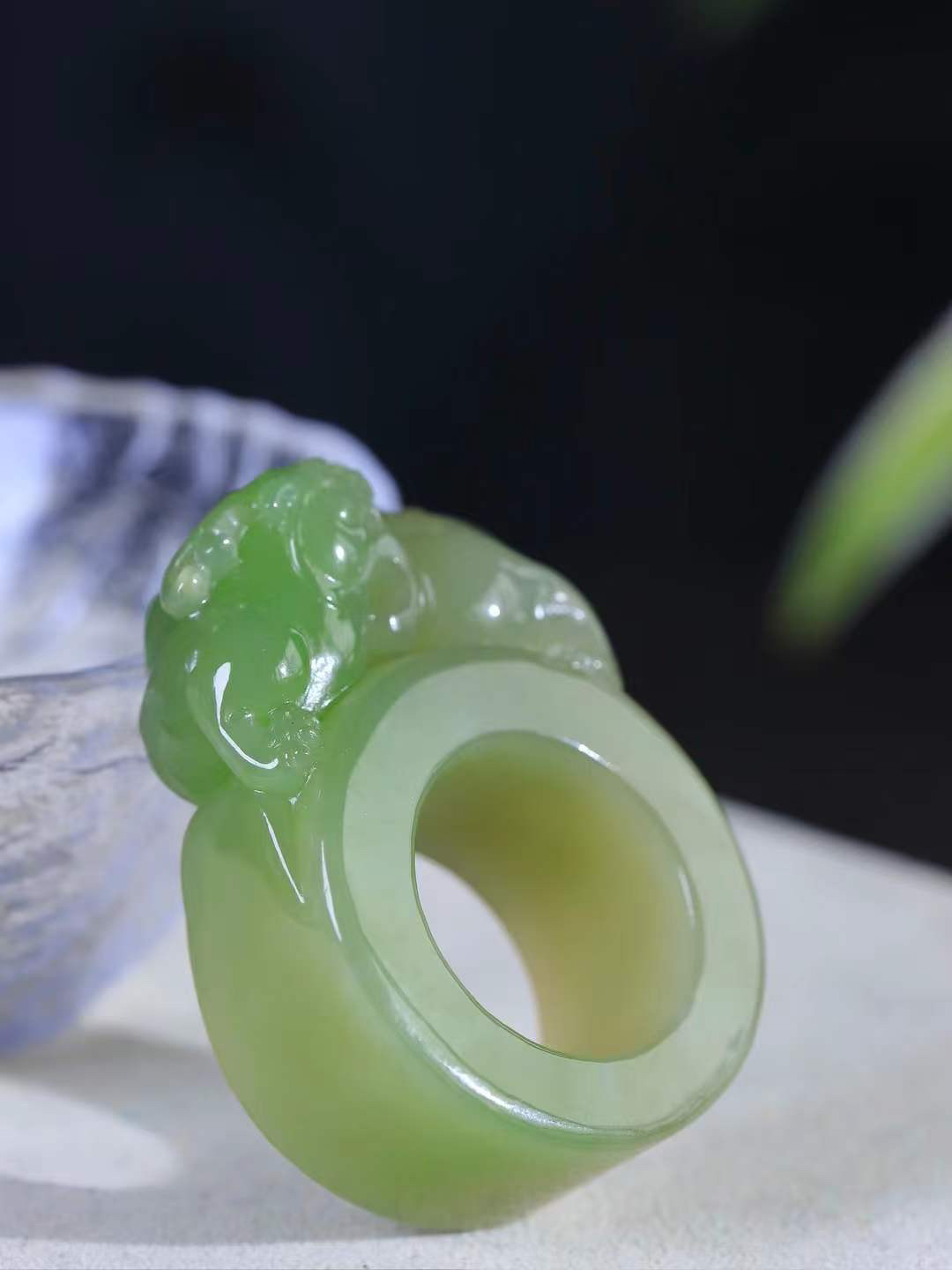 【招财貔貅.扳指]

精品和田玉翠青貔貅扳指、手把件质地油润，手感上佳。精工雕刻，貔貅表情生猛威严，形象立体生动，有纳食四方之财，消灾好运的寓意，貔貅属火，火主心，心主神明，祈福佩戴者聪慧灵秀。内径22mn尺寸18.2-23mm，重54克fDL-10301500