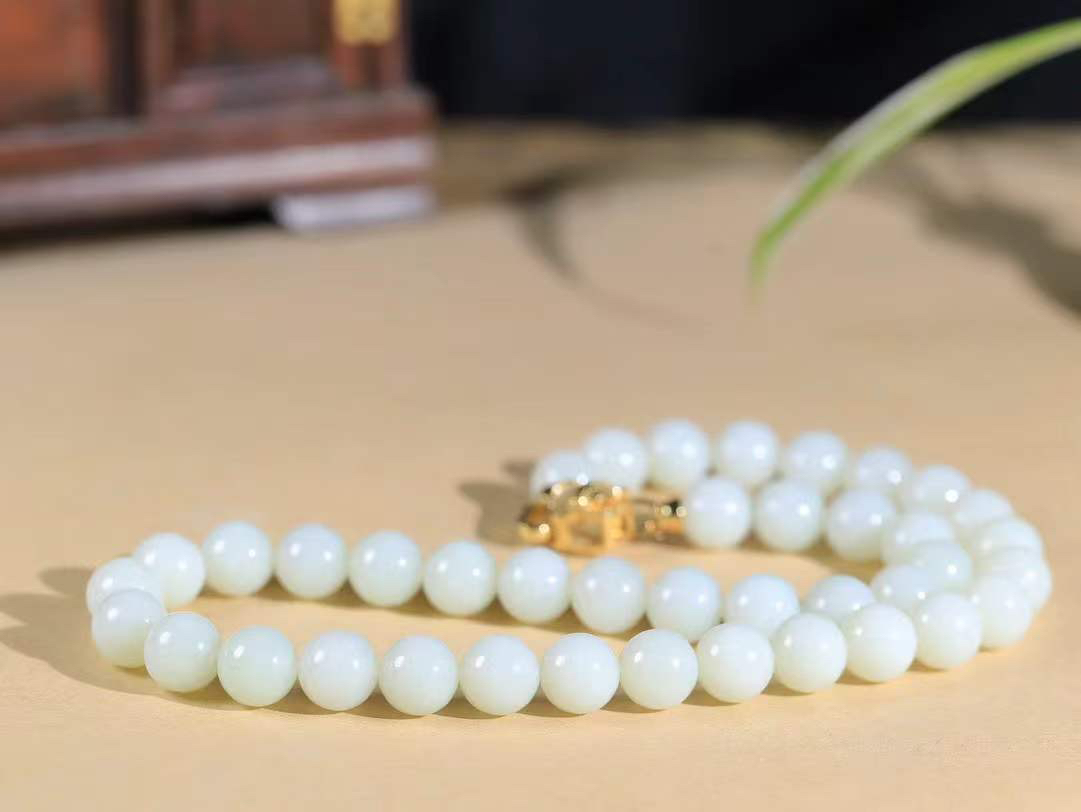 【珠圆玉润.项链】

精品和田玉白玉珠圆玉润项链 玉质细腻油润 饱满光滑 质朴无华，悠远简单，人心