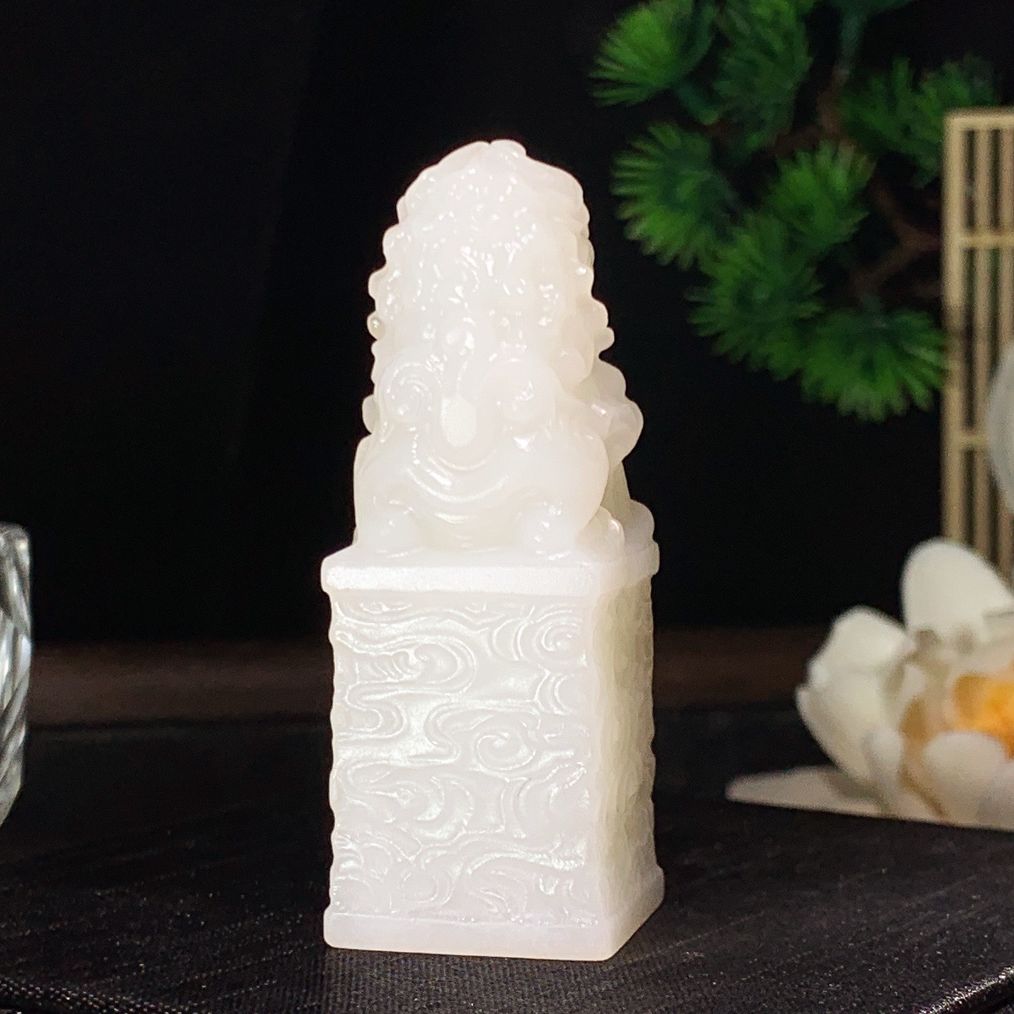 新疆和田玉事事如意印章 尺寸59/21/重55克。玉质细腻油润。手推出油。佩戴高端典雅。lt260313